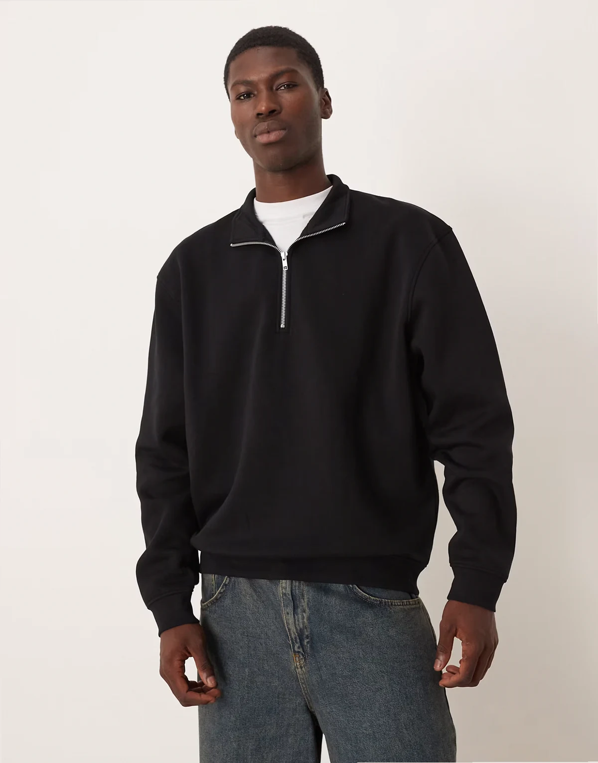 – Basic-Sweatshirt im Relaxed Fit in Schwarz mit kurzem Reißverschluss
