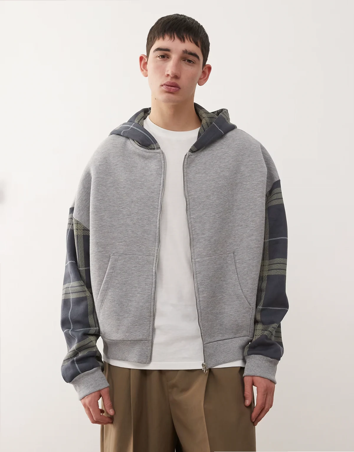 – Kastenförmiger Kapuzenpullover in Grau mit karierten Ärmeln im Bahnendesign