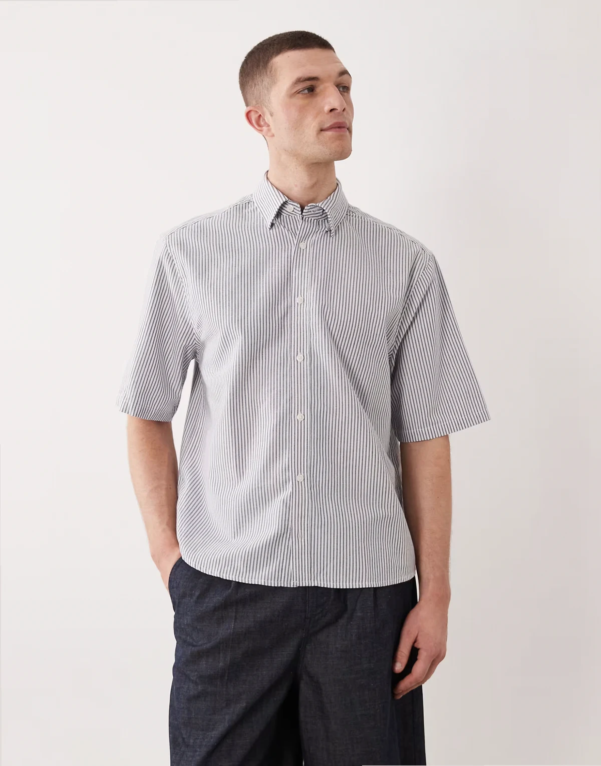 – Boxy Fit Oxford-Hemd in Weiß mit blauen Streifen