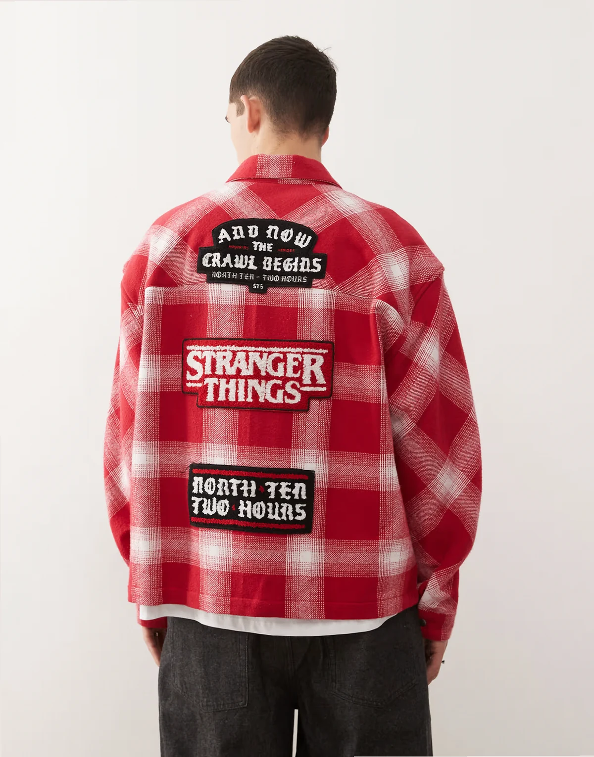 x Stranger Things – Czerwono-biała flanelowa koszula z naszywkami z bouclé