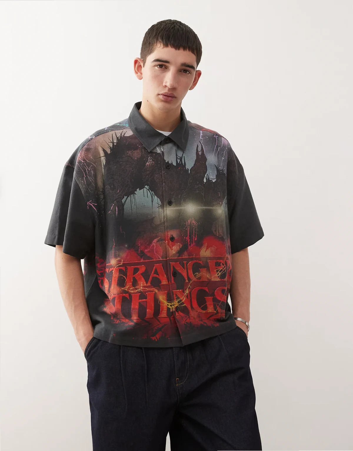 x Stranger Things – Czarna sprana koszula o krótkim, pudełkowym kroju z krótkim rękawem i logo