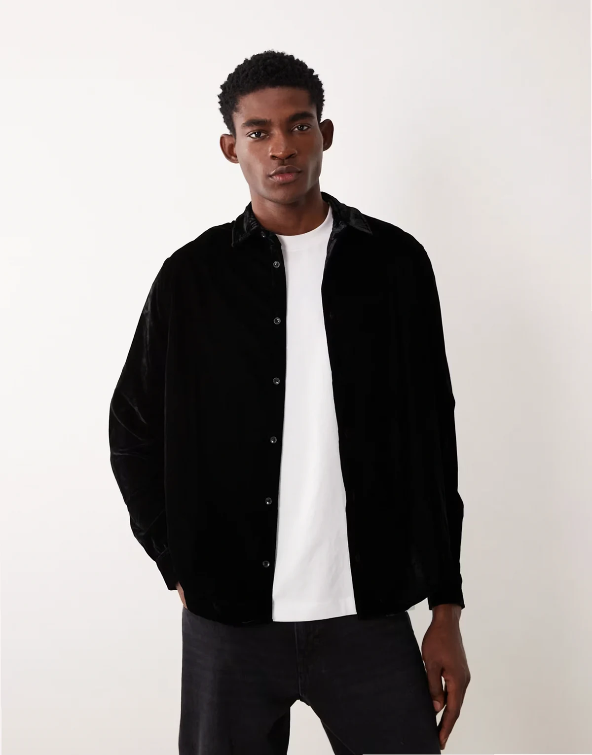 – Czarna aksamitna koszula o luźnym kroju