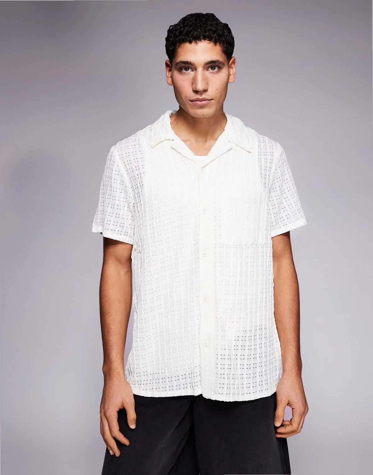 – Kremowa fakturowana koszula plażowa z kołnierzykiem kubańskim