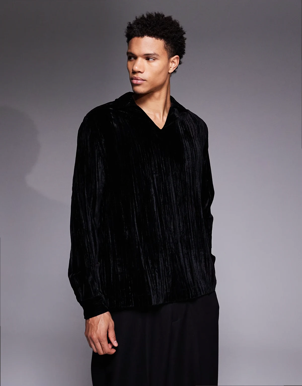 relaxed over the head crinkle velvet shirt in black