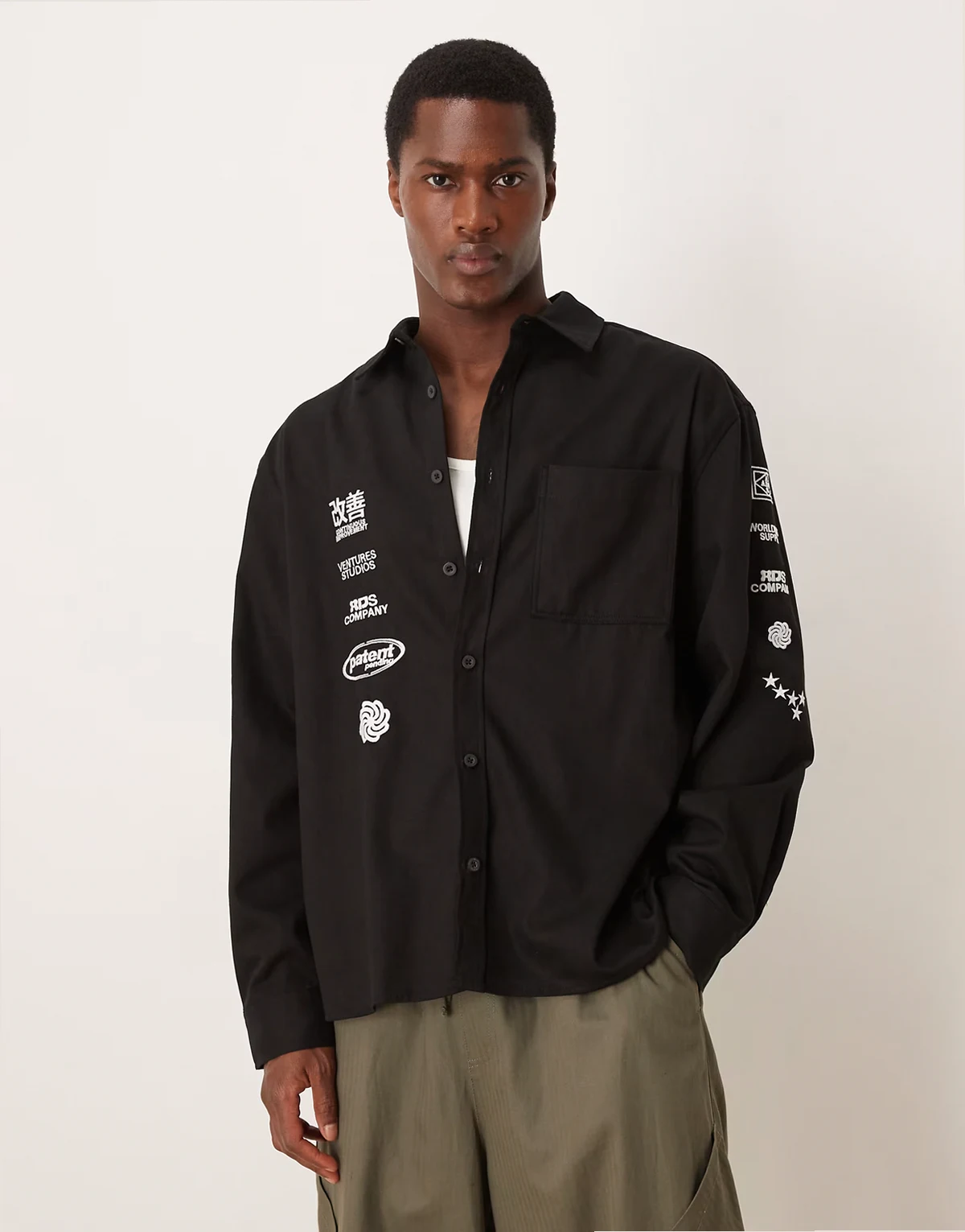 – Kariertes Oversize-Hemd aus Twill in Schwarz mit Stickerei