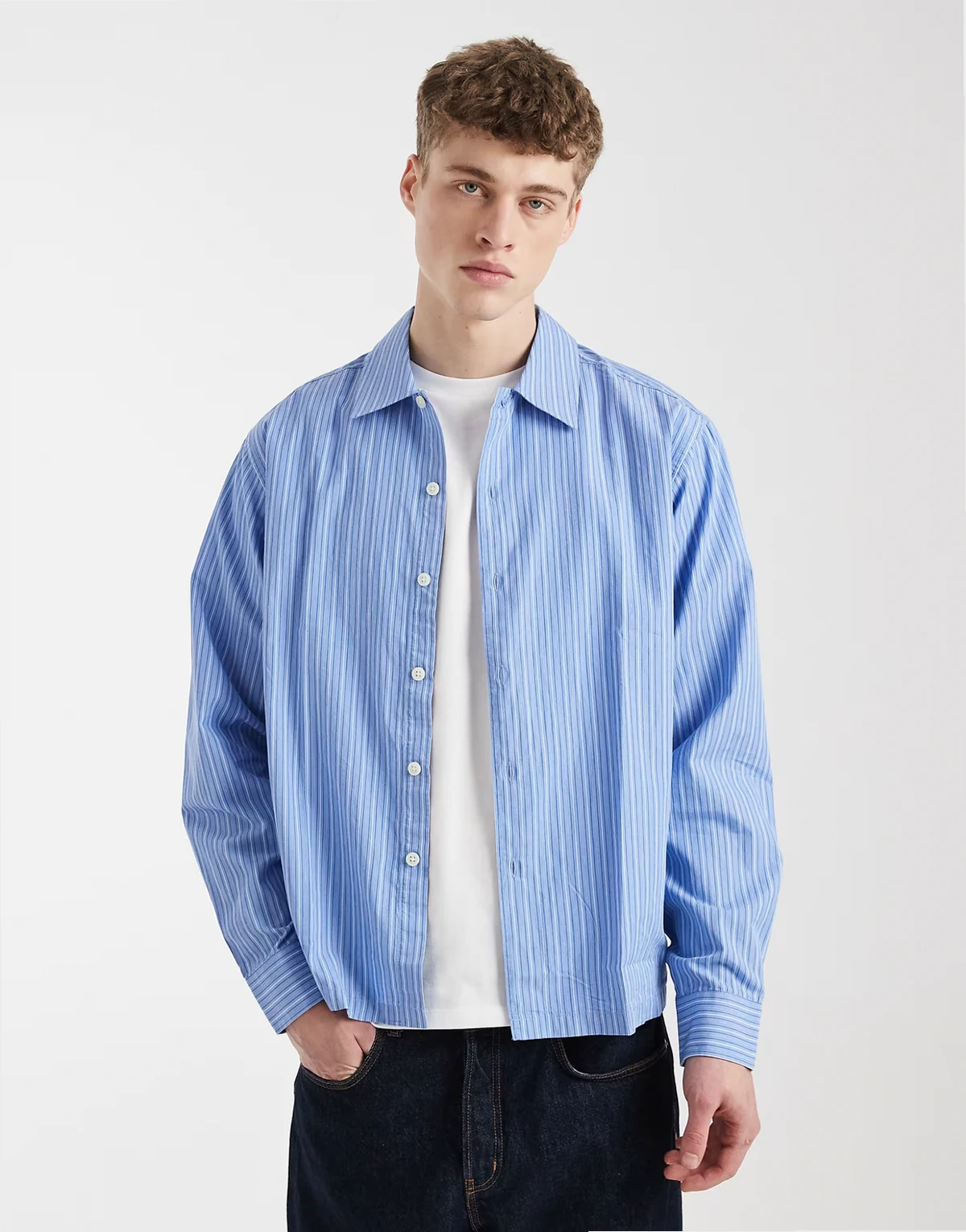 – Langärmliges, locker geschnittenes Hemd in Blau gestreift