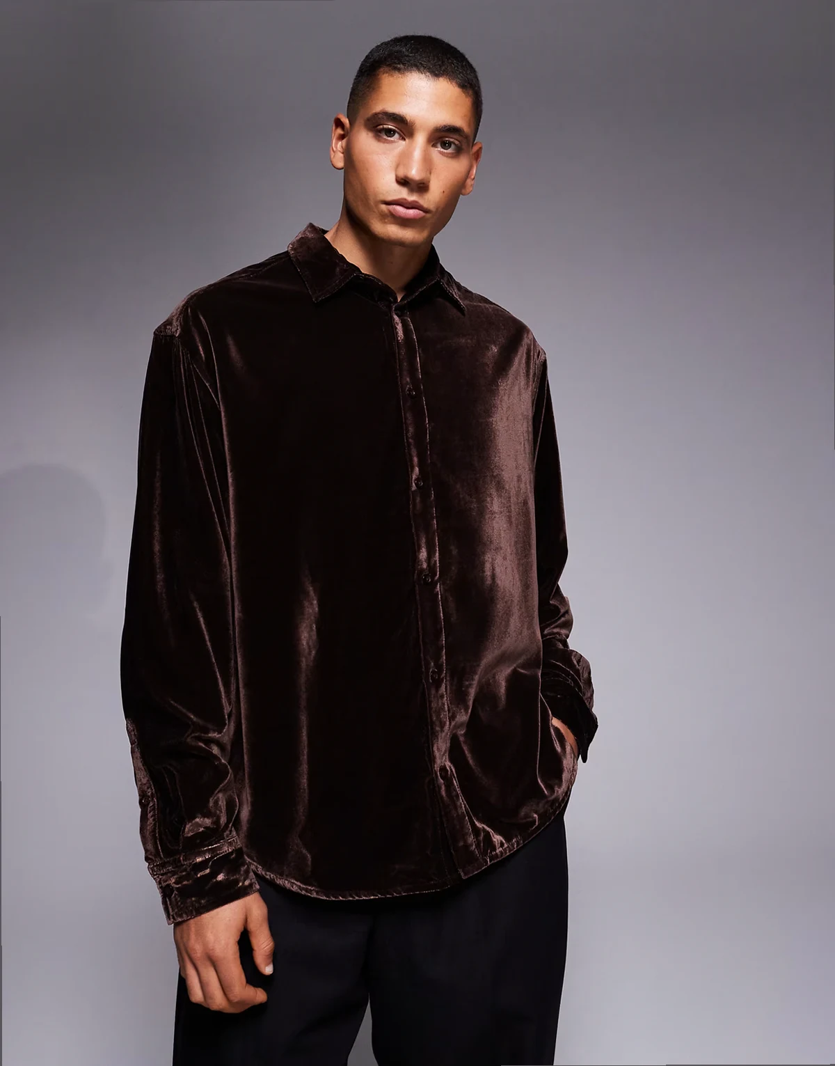 – Oversize-Hemd aus Samt in Braun