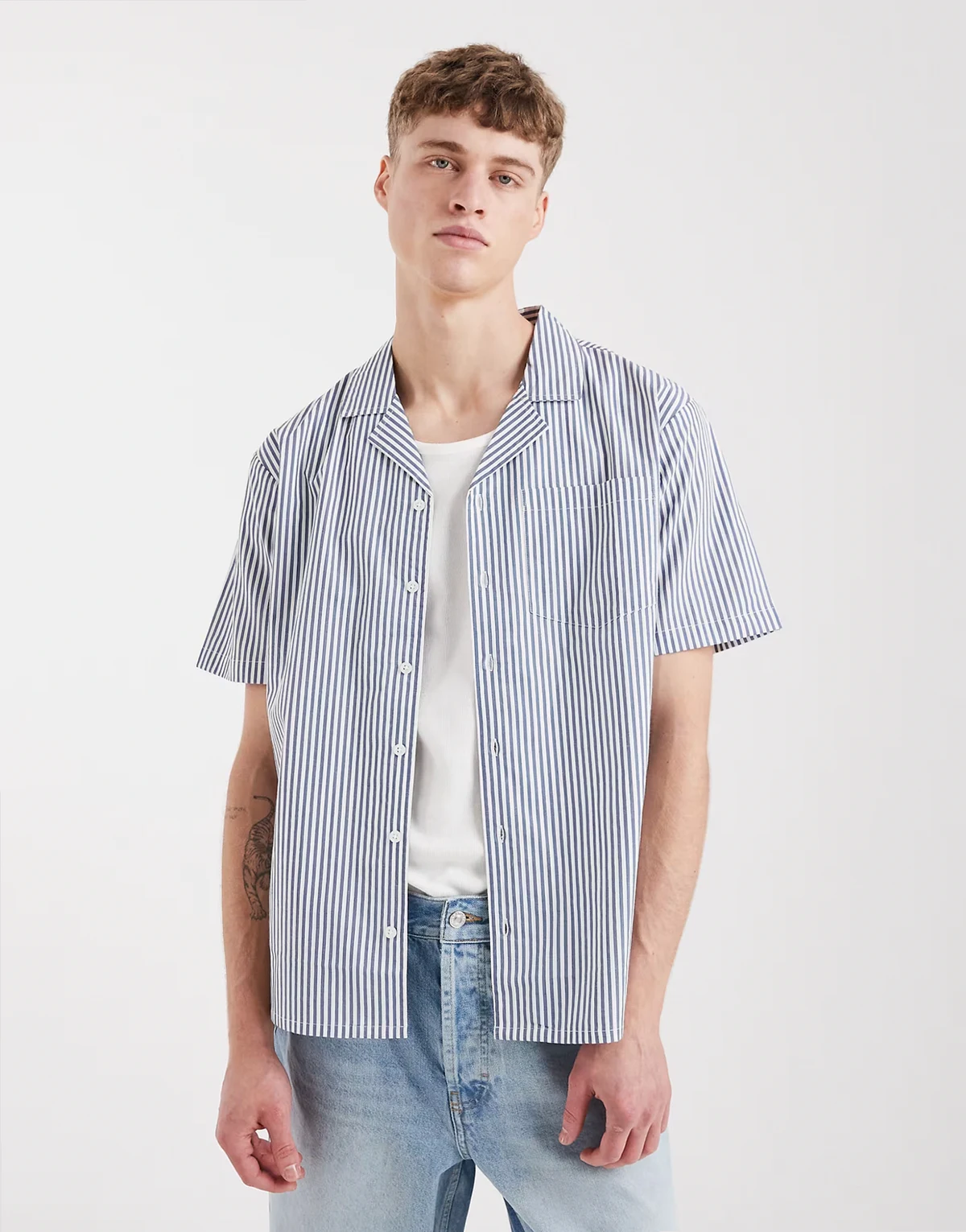 – Granatowa koszula plażowa w paski