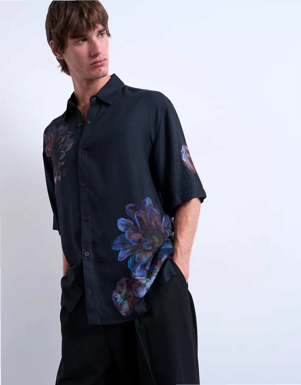 – Kurzärmliges Relaxed-Fit-Twillhemd in Schwarz mit Blumenprint