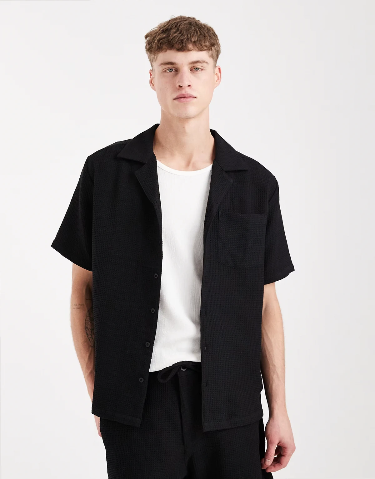 waffle knit short sleeve beach shirt in black