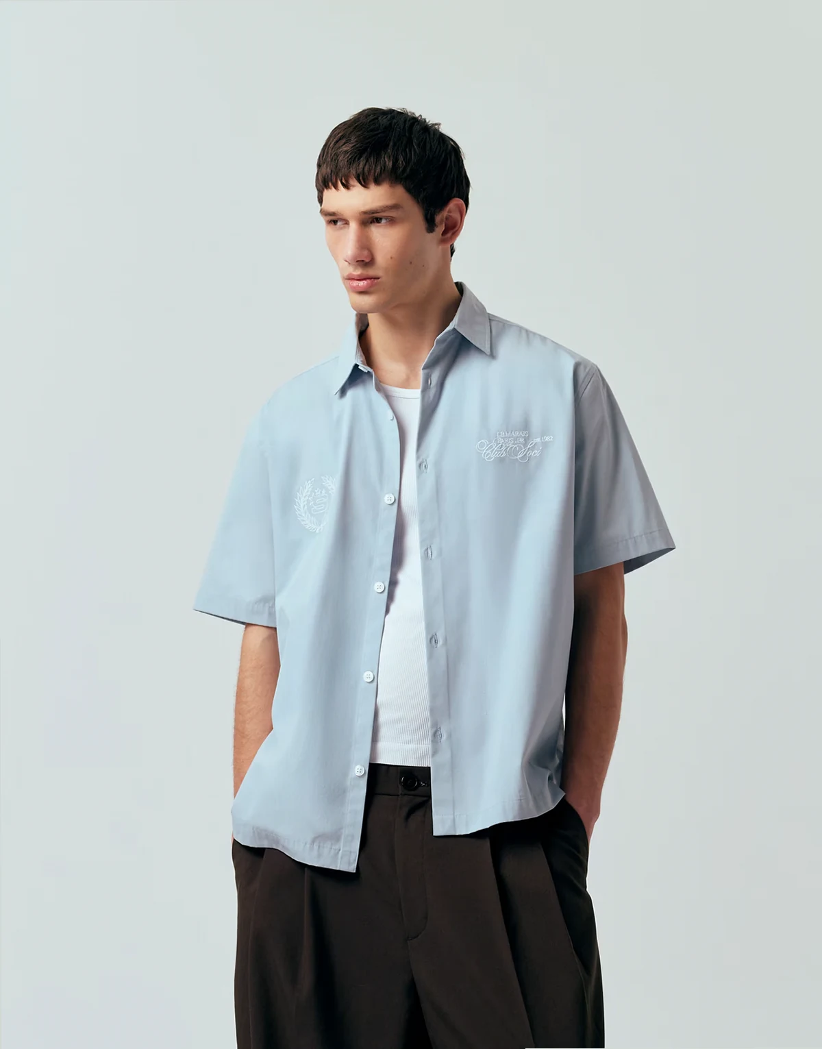 relaxed shirt with chest embroidery in light blue