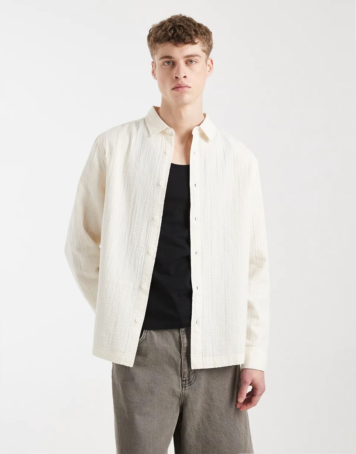 – Hemd in Creme mit Knitterstruktur und regulärer Passform