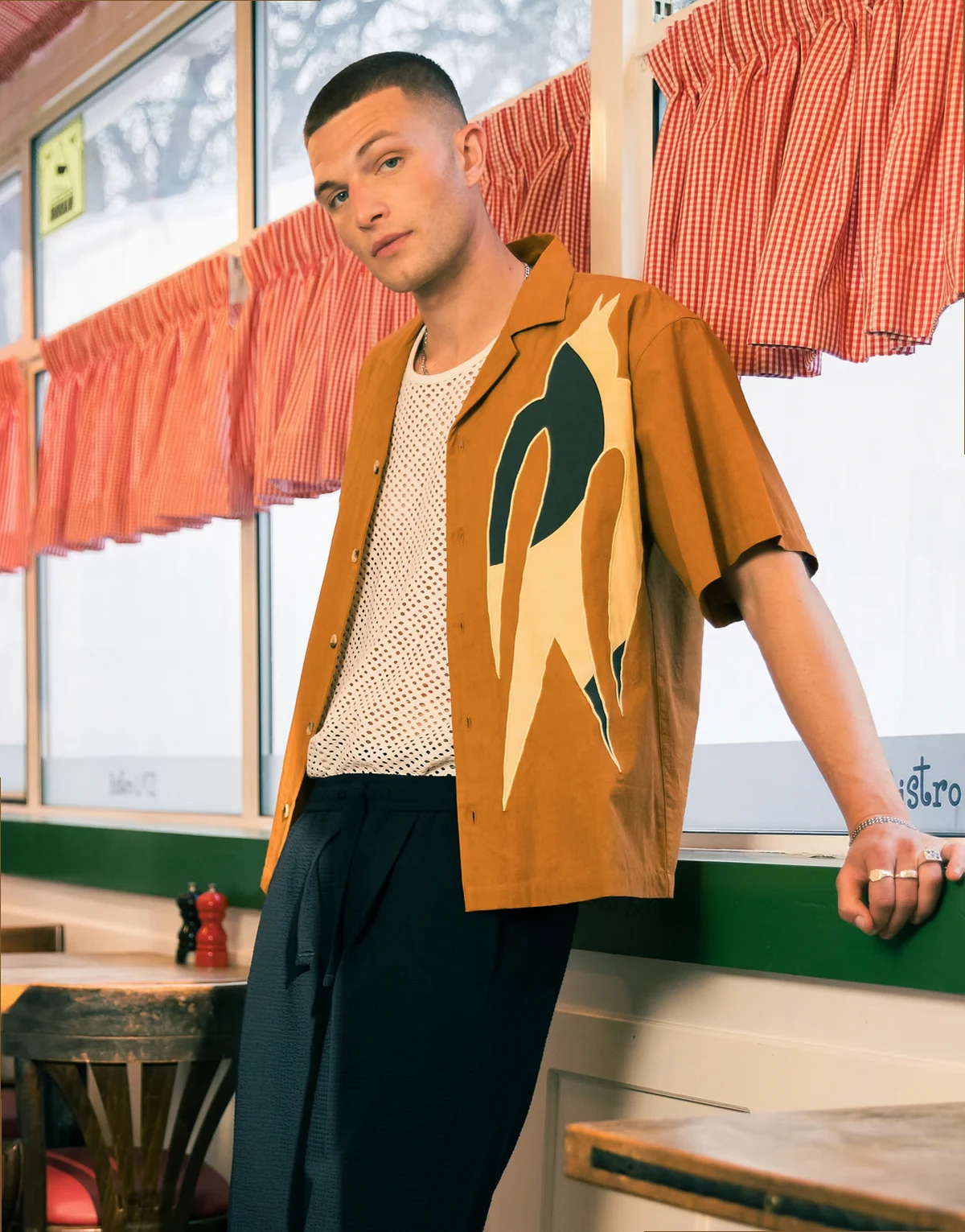 – Kurzärmliges Hemd in Hellbraun mit Stickerei und Aufnähern