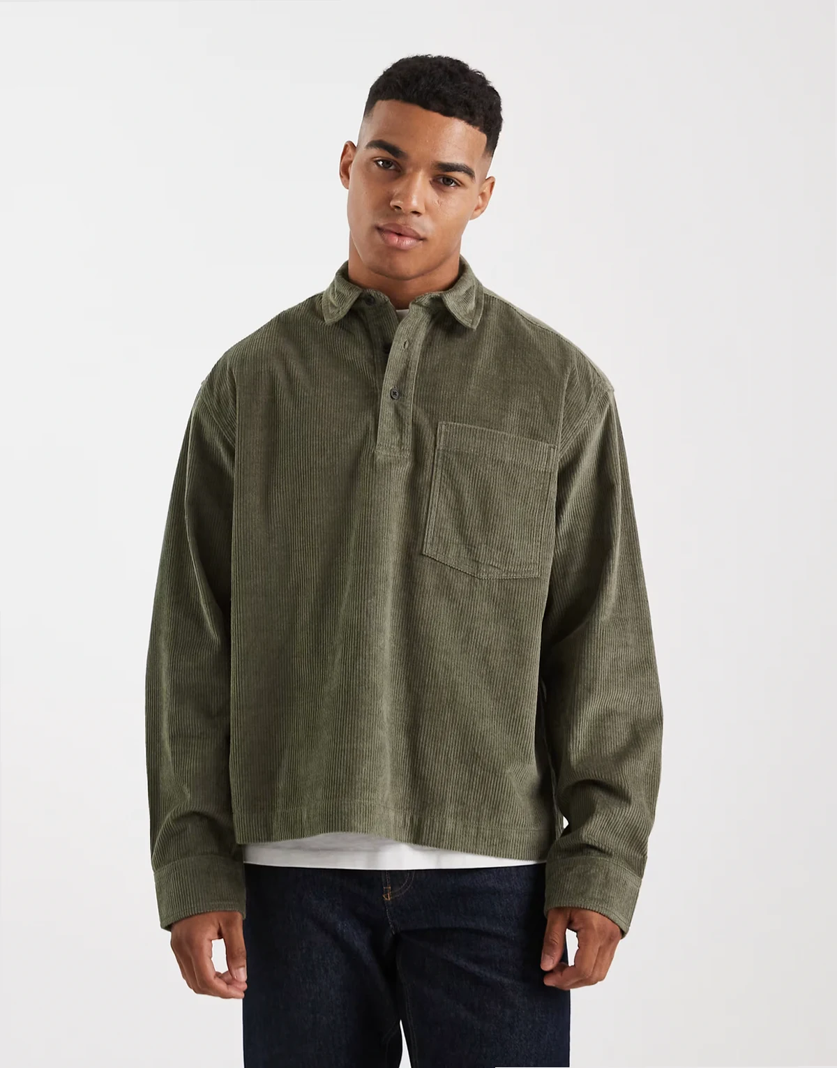 – Oversize-Schlupfhemd aus grünem Cord mit aufgesetzter Brusttasche
