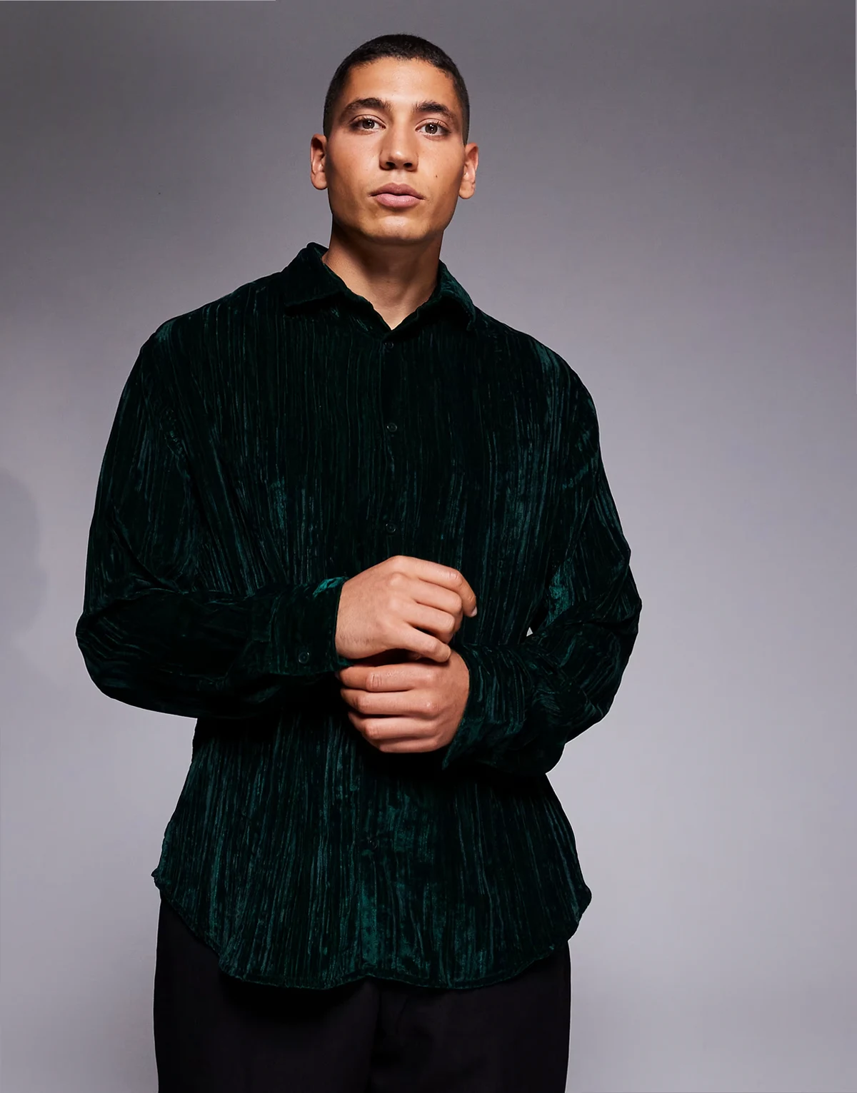 – Samthemd in Dunkelgrün mit lockerem Schnitt und Knitterstruktur