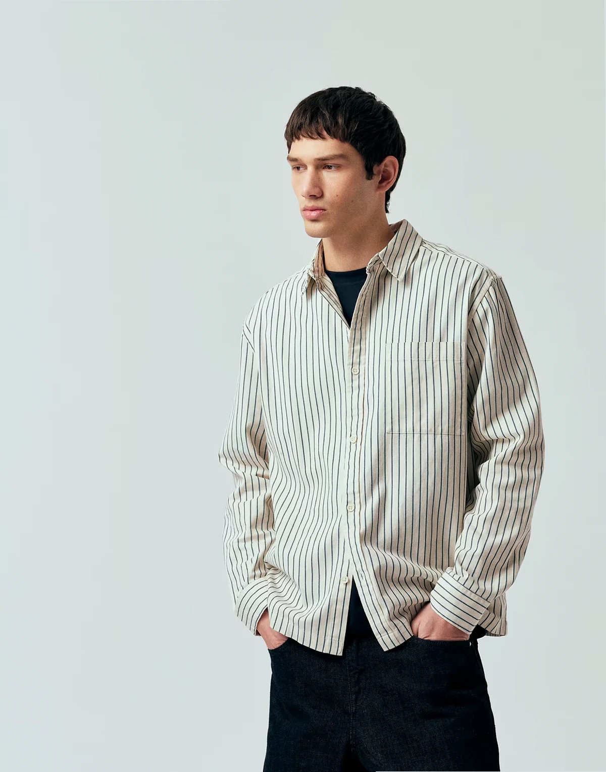 – Legeres, gestreiftes Hemd in Cremeweiß