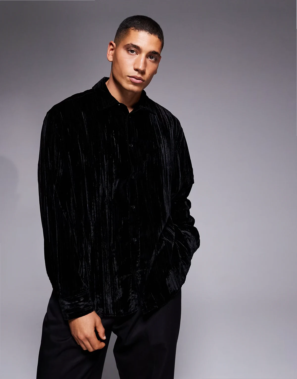 – Oversize-Hemd aus schwarzem Samt mit Knitterstruktur