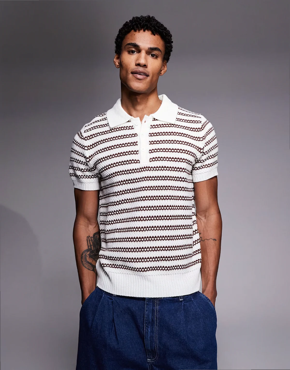 – Dzianinowa koszulka polo w brązowe paski