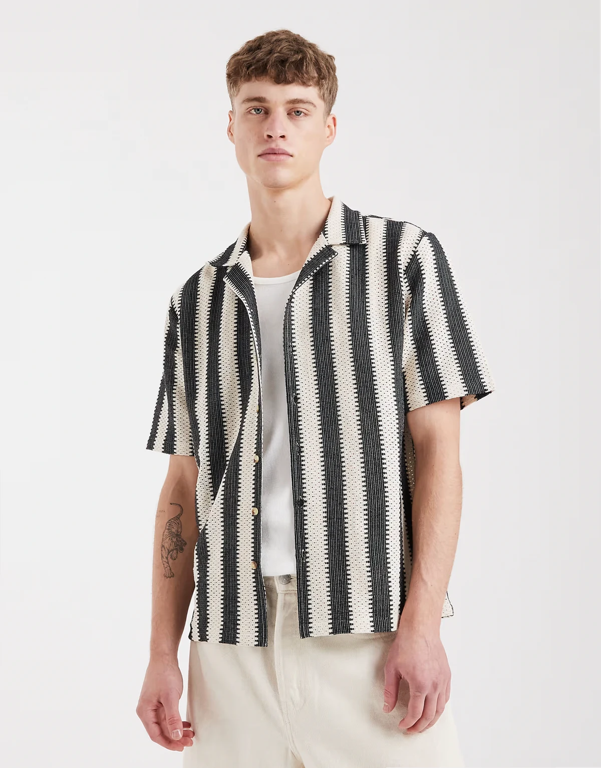 – Gehäkeltes Strandhemd in Schwarz und Cremeweiß gestreift