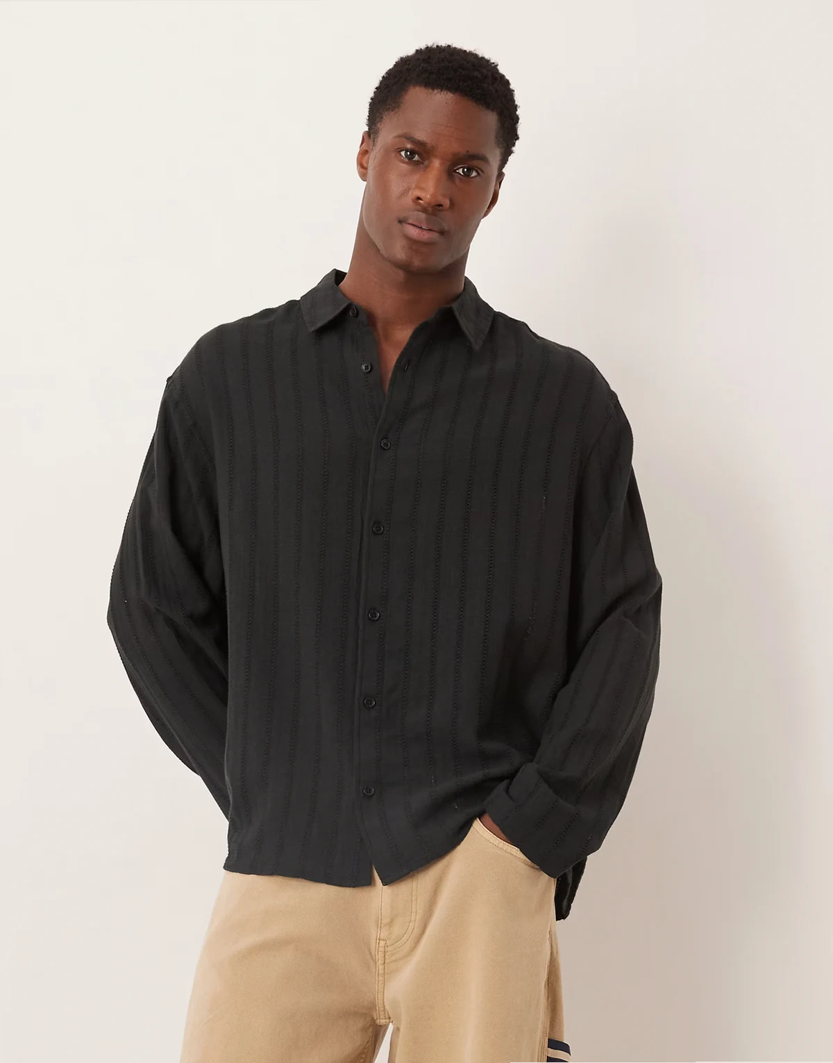 – Kastiges Oversize-Hemd in Schwarz mit Lochstickerei