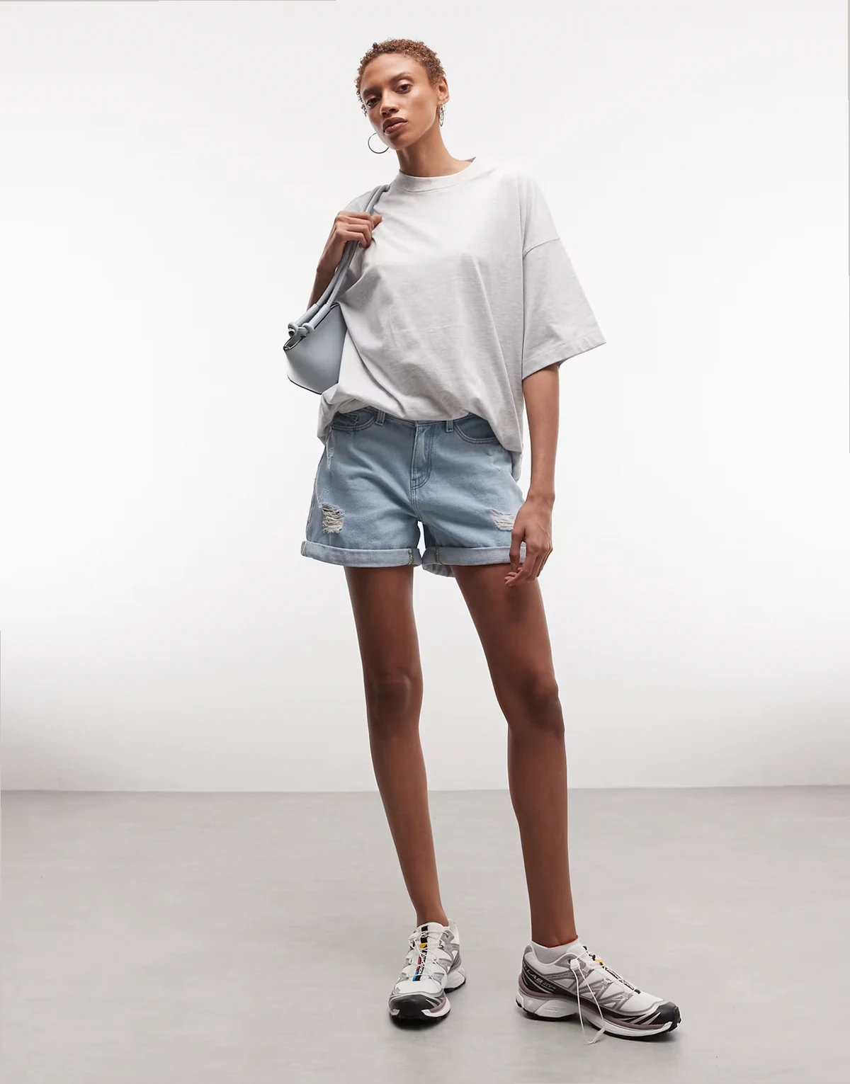 – Jasnoniebieskie szorty jeansowe mom fit z przetarciami