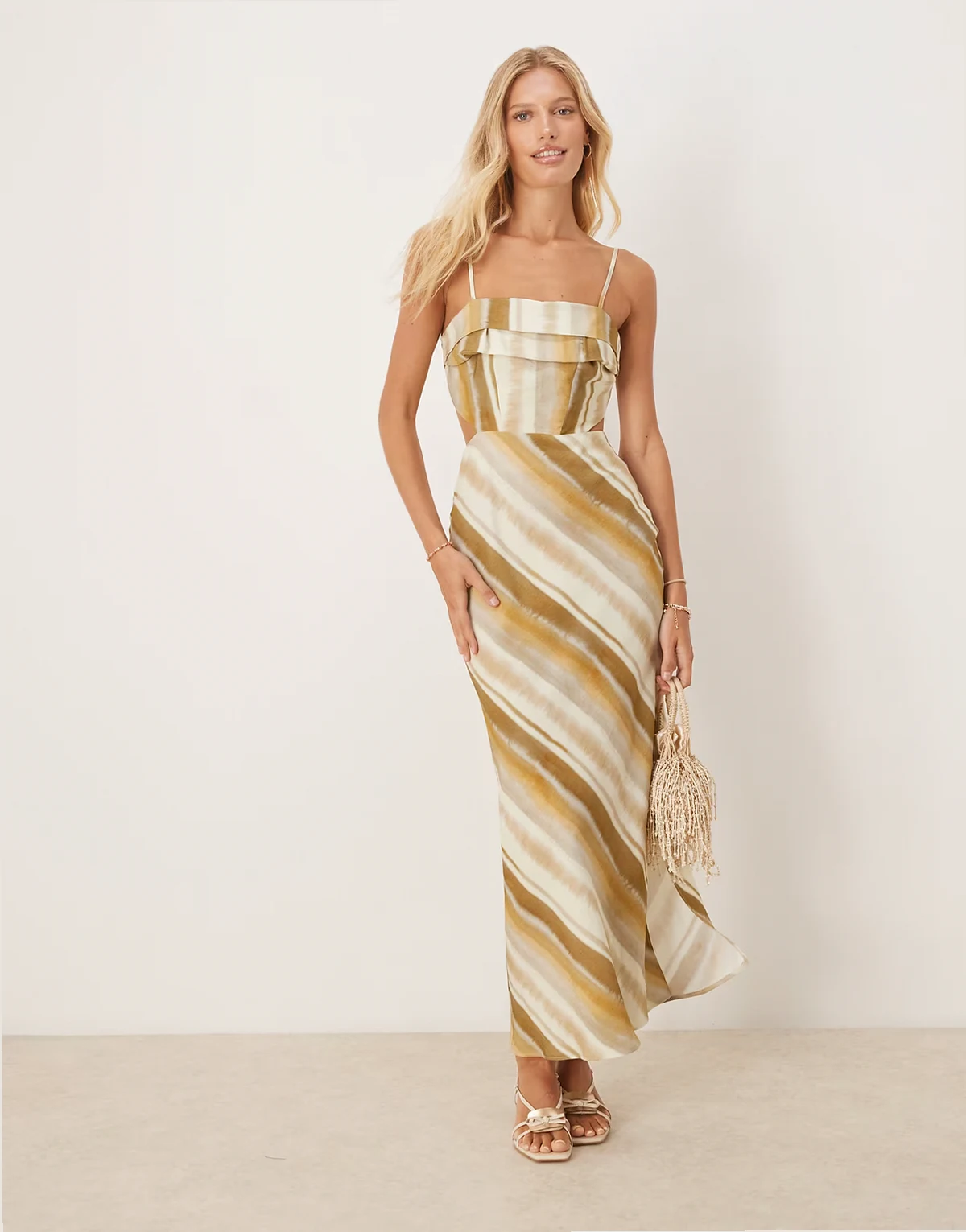 – Sukienka midi na ramiączkach z wycięciem i wywijanym dekoltem we wzór w paski