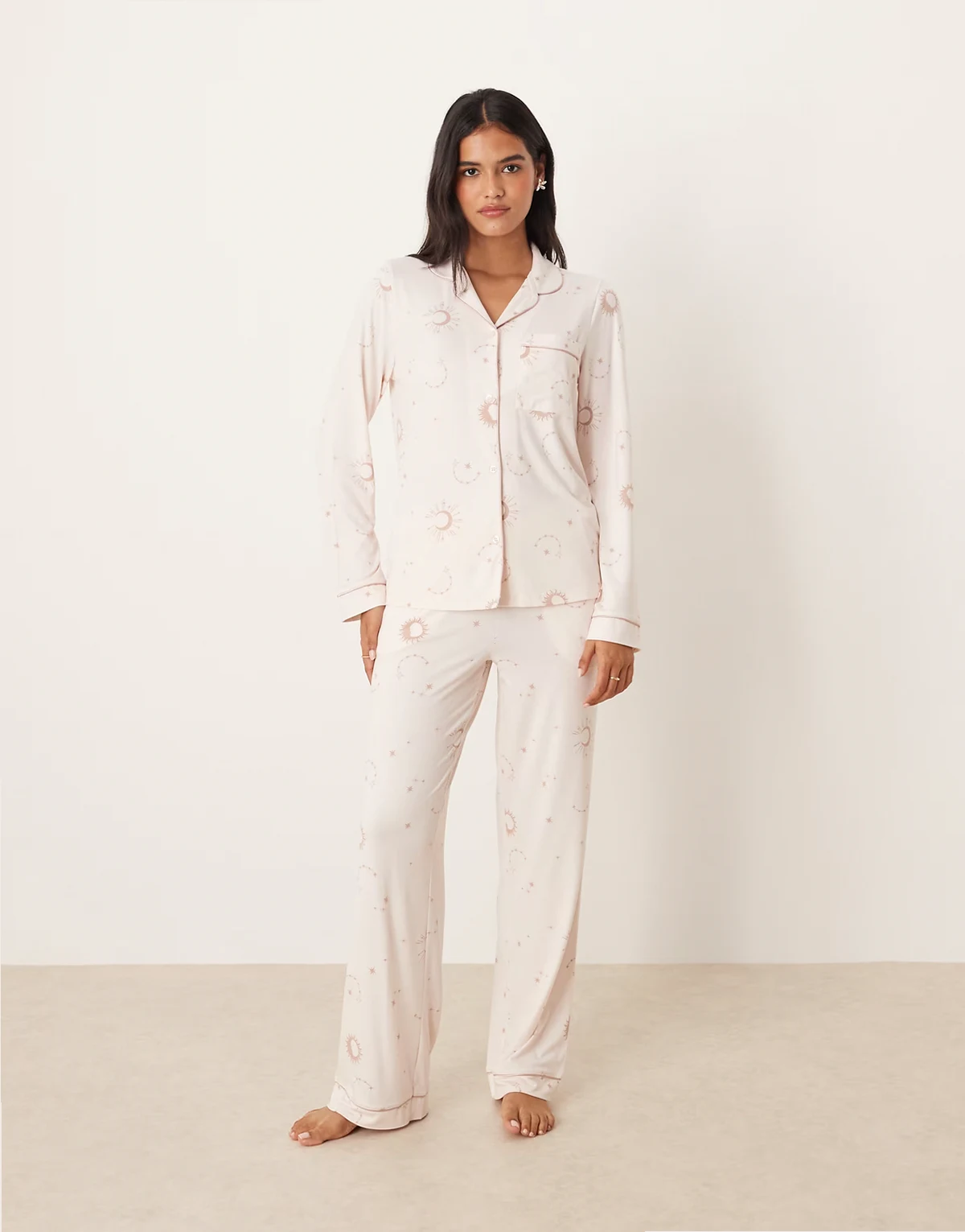 – Polyester-Pyjama aus langärmligem Oberteil mit Reverskragen und Hose mit farblich abgestimmtem Sternenmuster