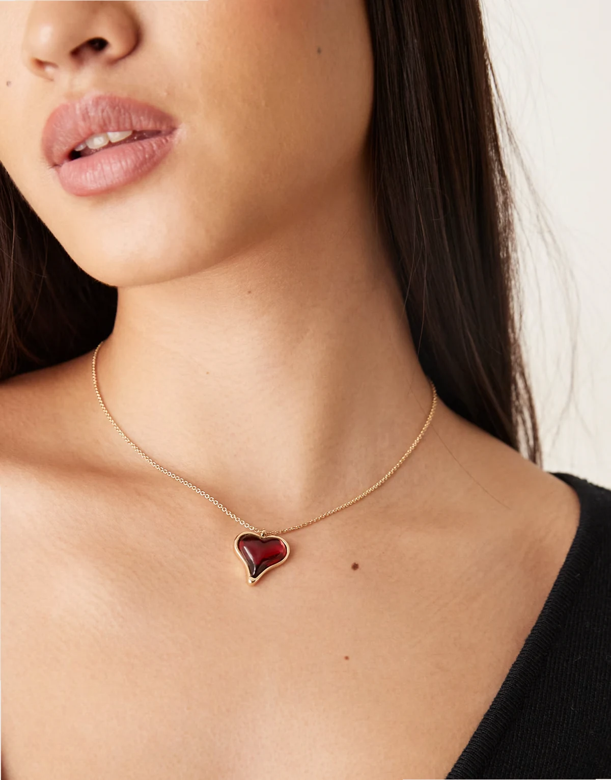 – Naszyjnik w odcieniu złota z zawieszką w kształcie serca
