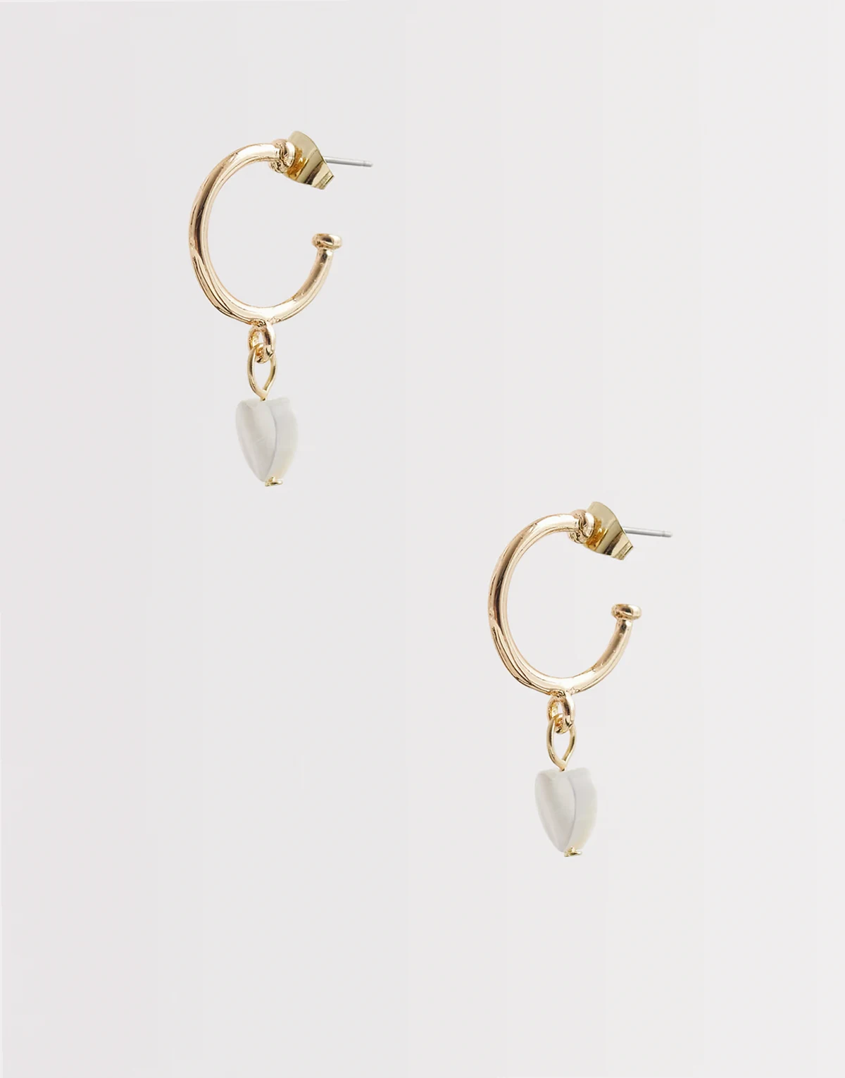 – Kolczyki-koła w odcieniu złota z perełkami