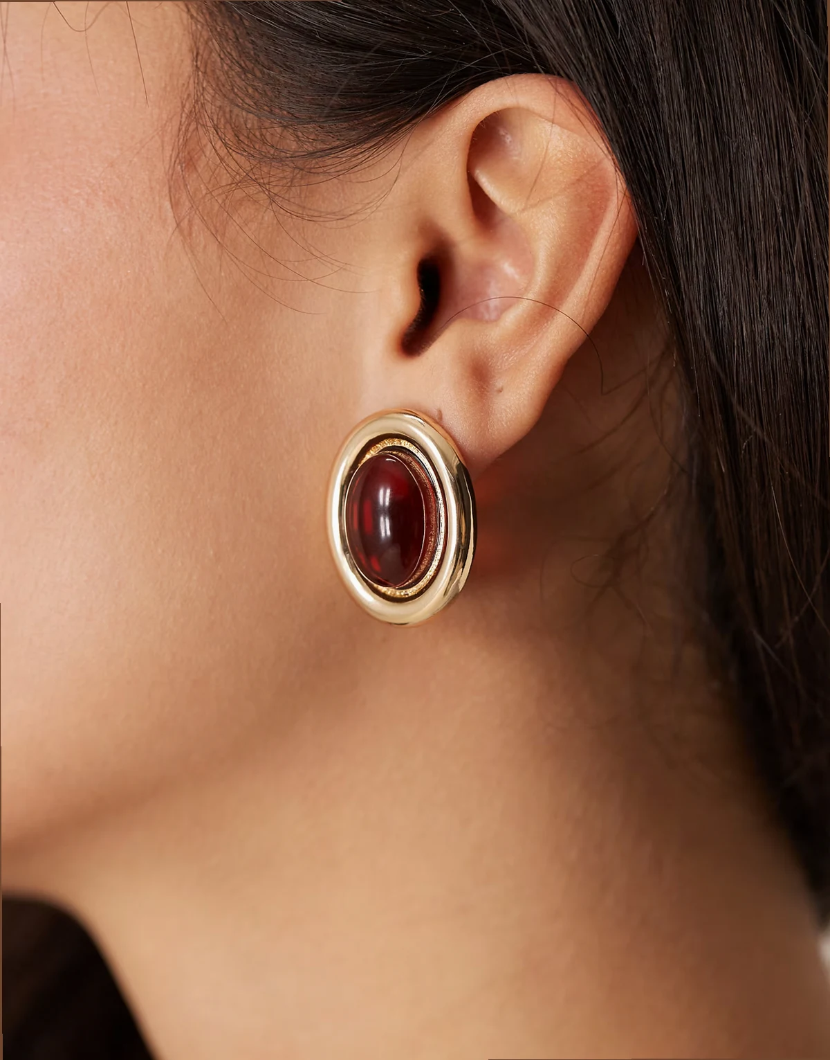 – Goldfarbene Ohrstecker mit Kunststein