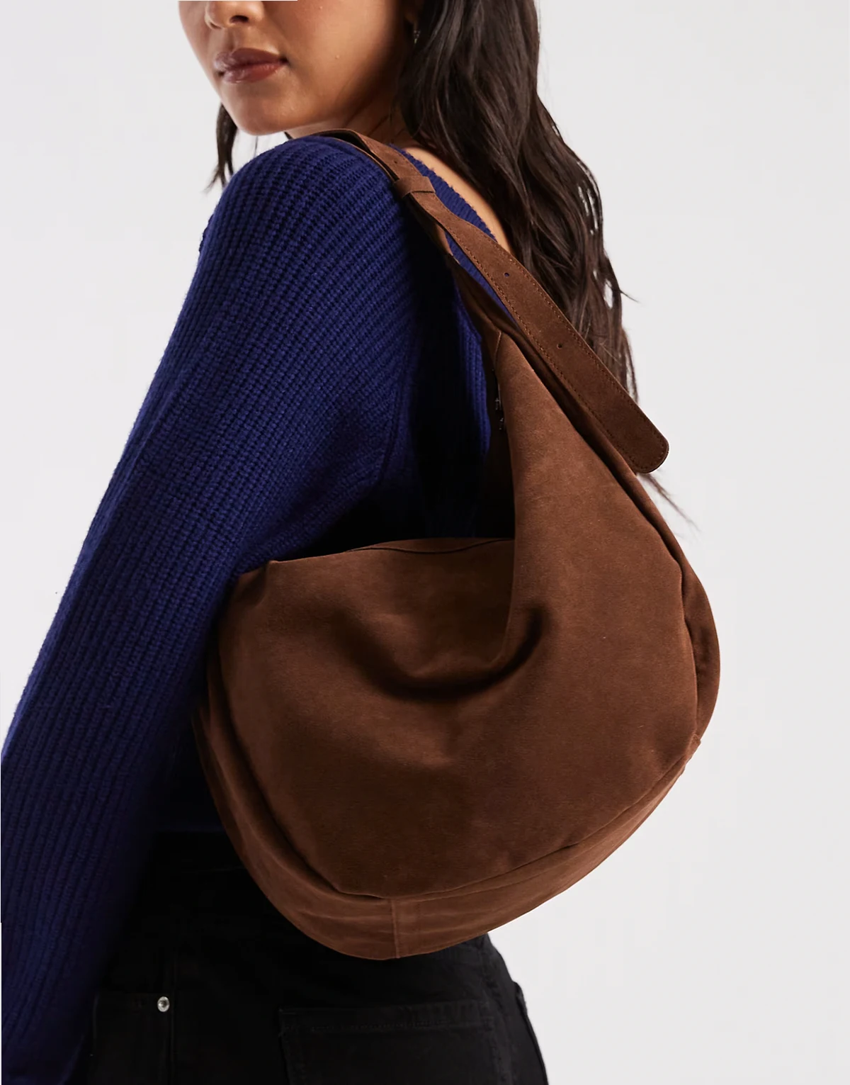 – Lässige Schultertasche aus Wildlederimitat in Braun