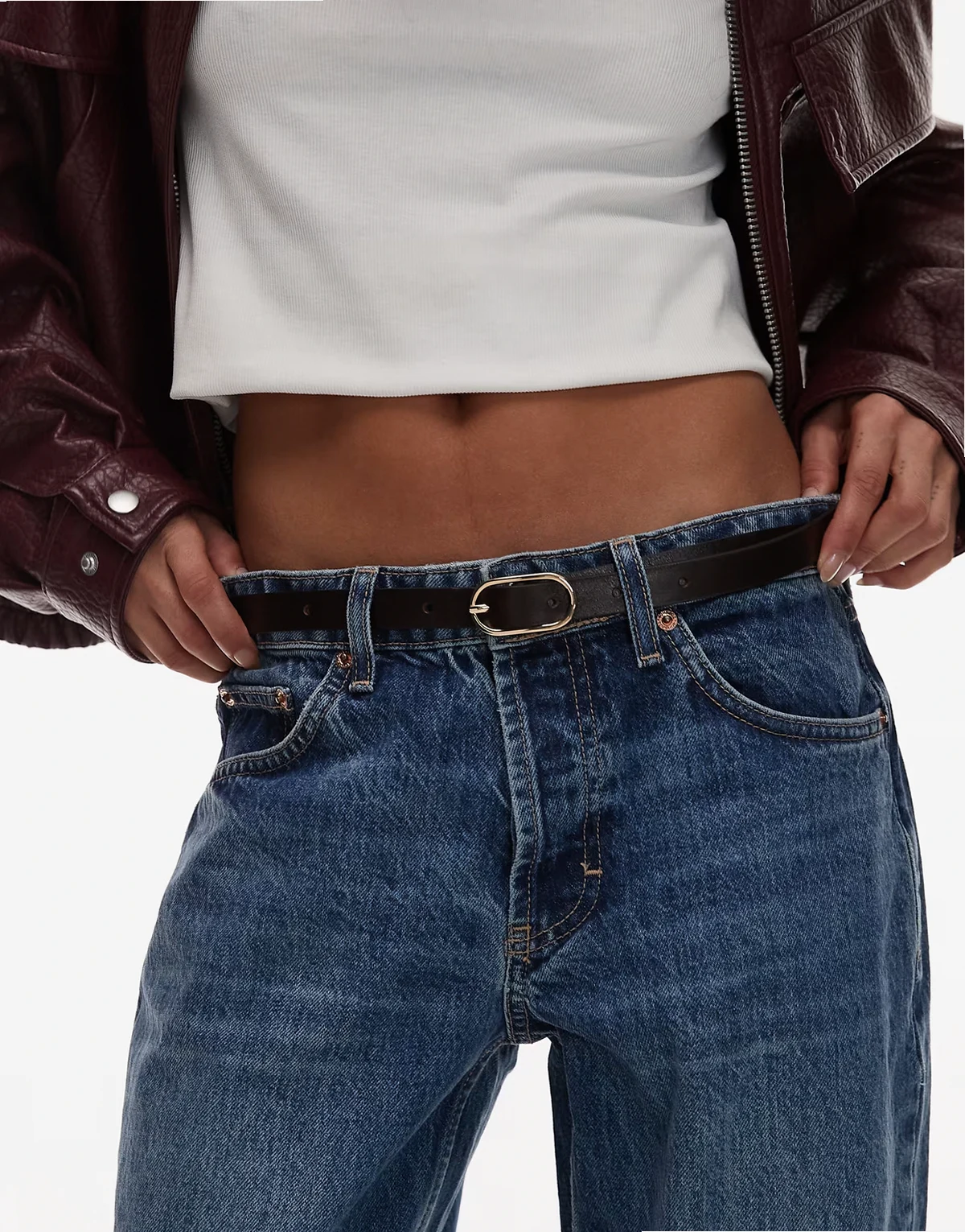 – Schmaler Ledergürtel in Braun mit goldfarbener Schnalle