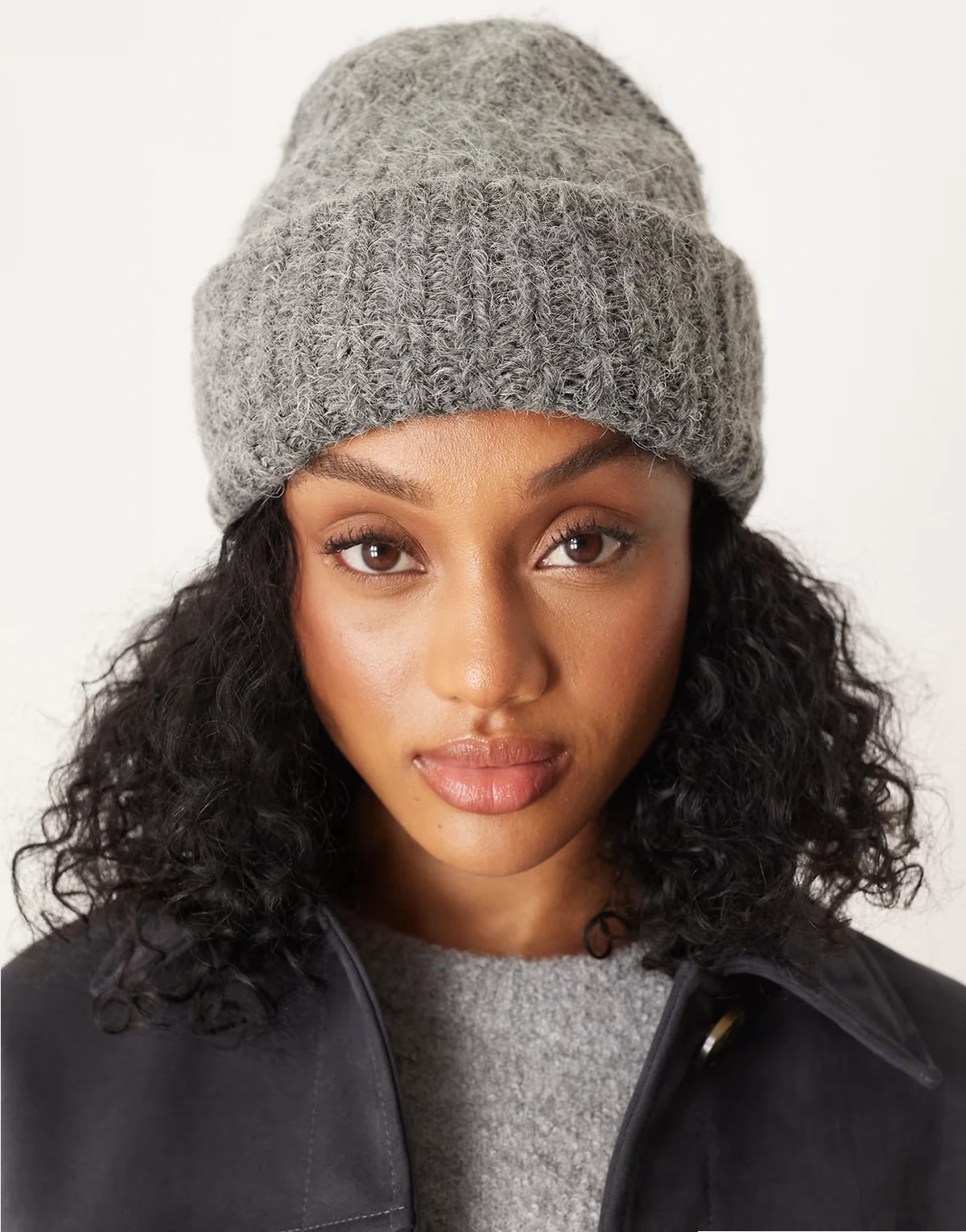 – Gruba czapka beanie z dzianiny z mieszanki wełny w kolorze szarym