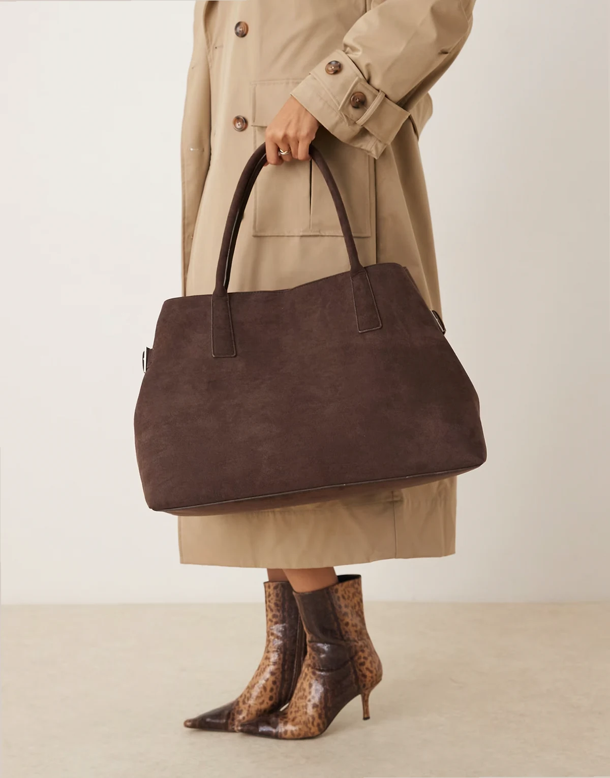 – Große Tragetasche aus dunkelbraunem Wildlederimitat mit seitlichem Schnallengürtel-Detail