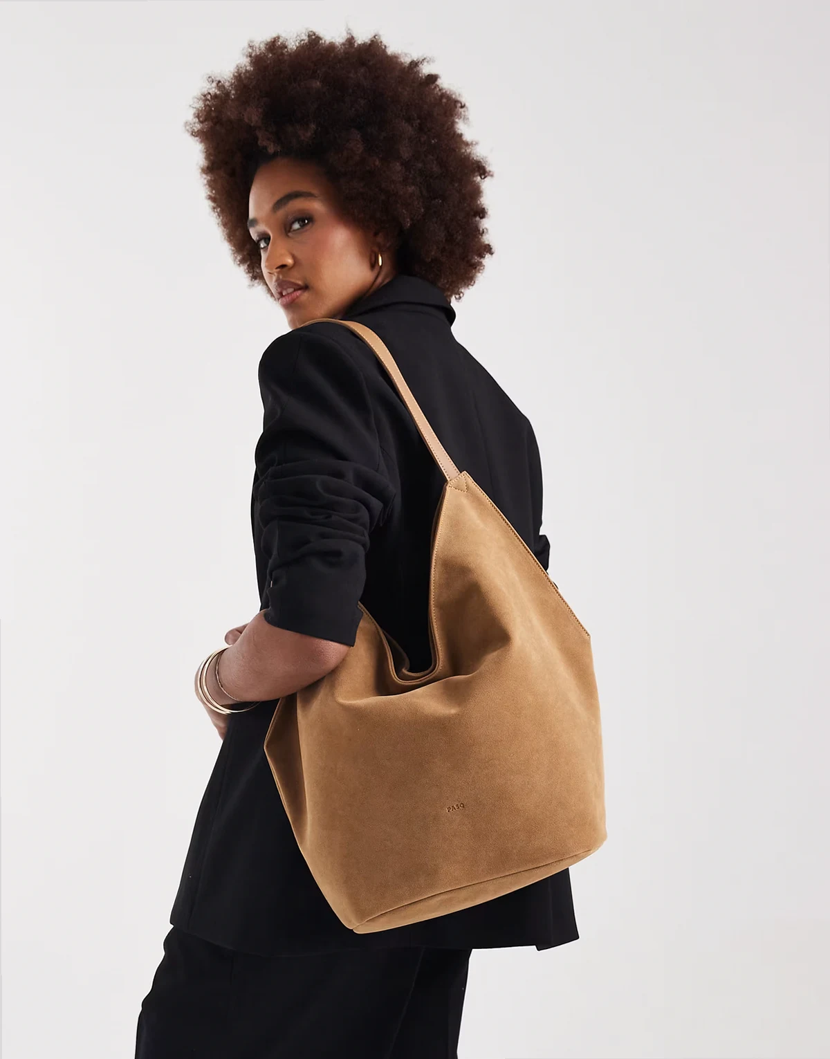 – Lässig geschnittene Tragetasche aus Wildlederimitat in Hellbraun