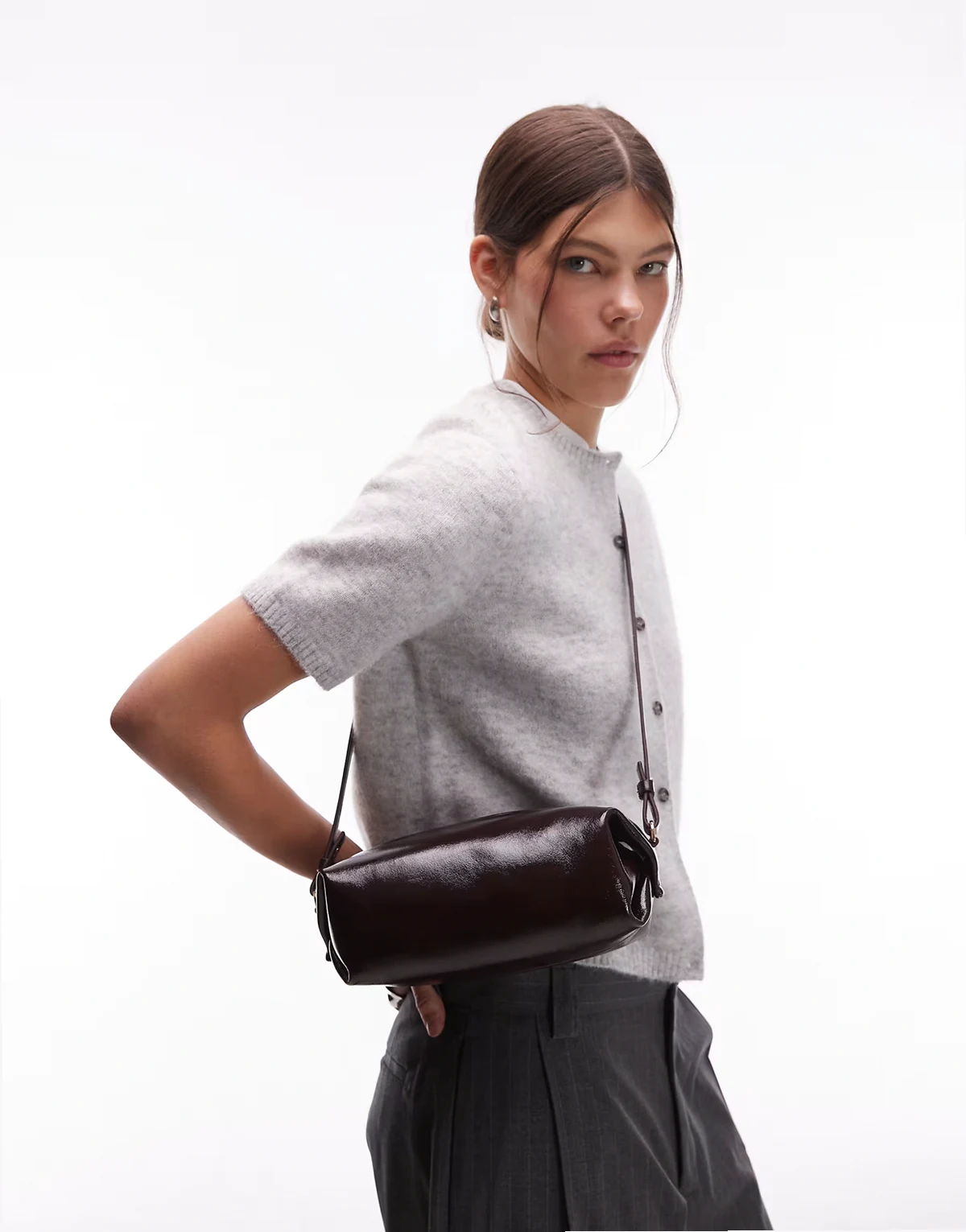 – Kleine, quadratische Umhängetasche aus weichem Leder in Burgunderrot