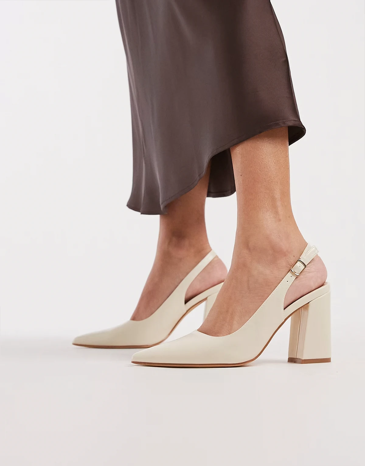 – Hogan – Kremowe buty na obcasie klockowym z paskiem za piętą