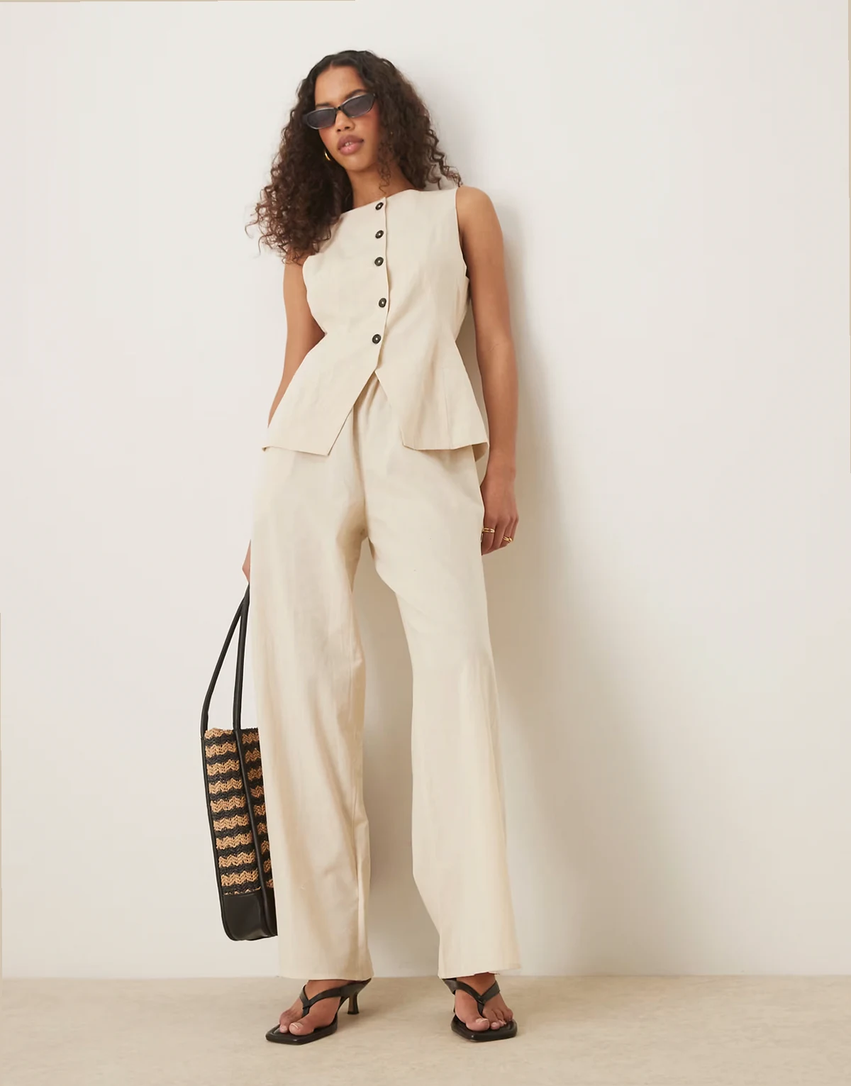 – Zapinany na guziki kombinezon o fasonie kamizelki w kolorze naturalnym