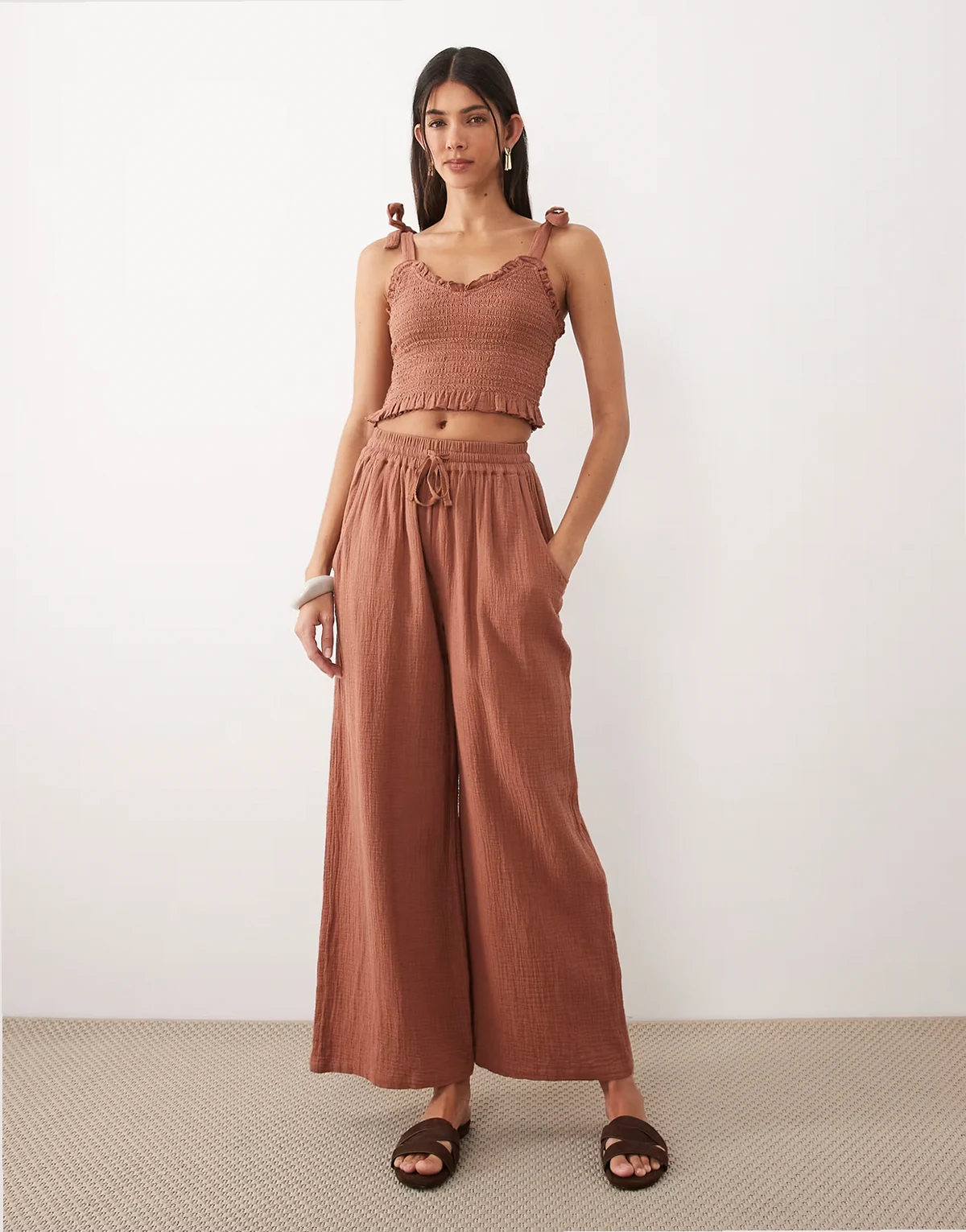 – Fließende Hose in Mokkabraun mit weitem Bein