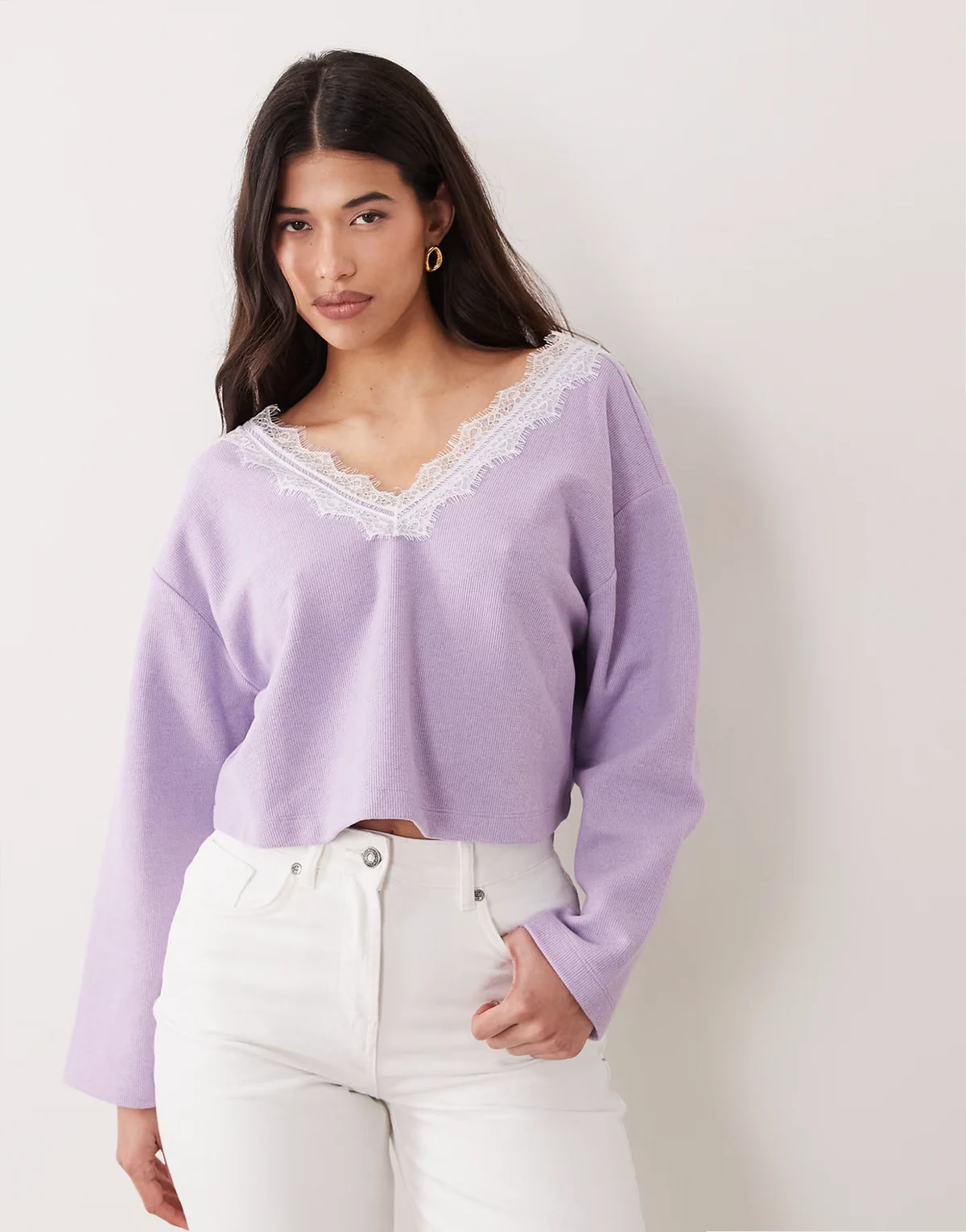 – Angerautes, geripptes Oberteil in Flieder mit V-Ausschnitt und Spitze