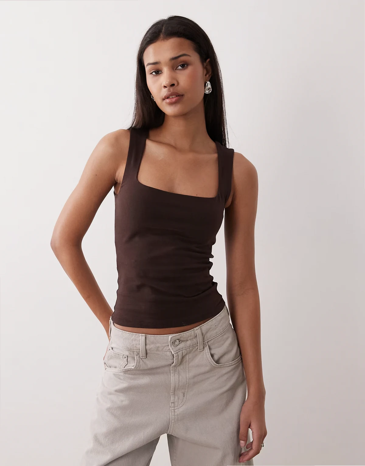 – Czarny top bez rękawów z kwadratowym dekoltem