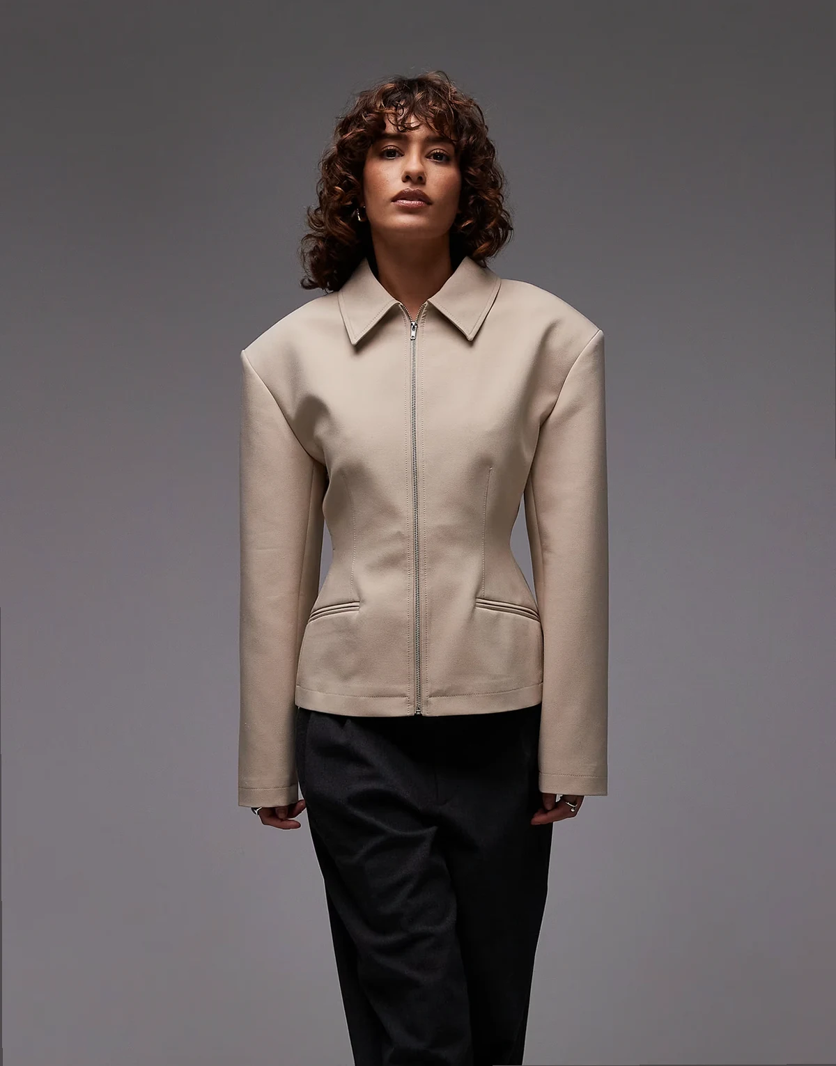 – Elegante, figurbetonte Jacke in Kamelbraun mit Reißverschluss und betonter Taille