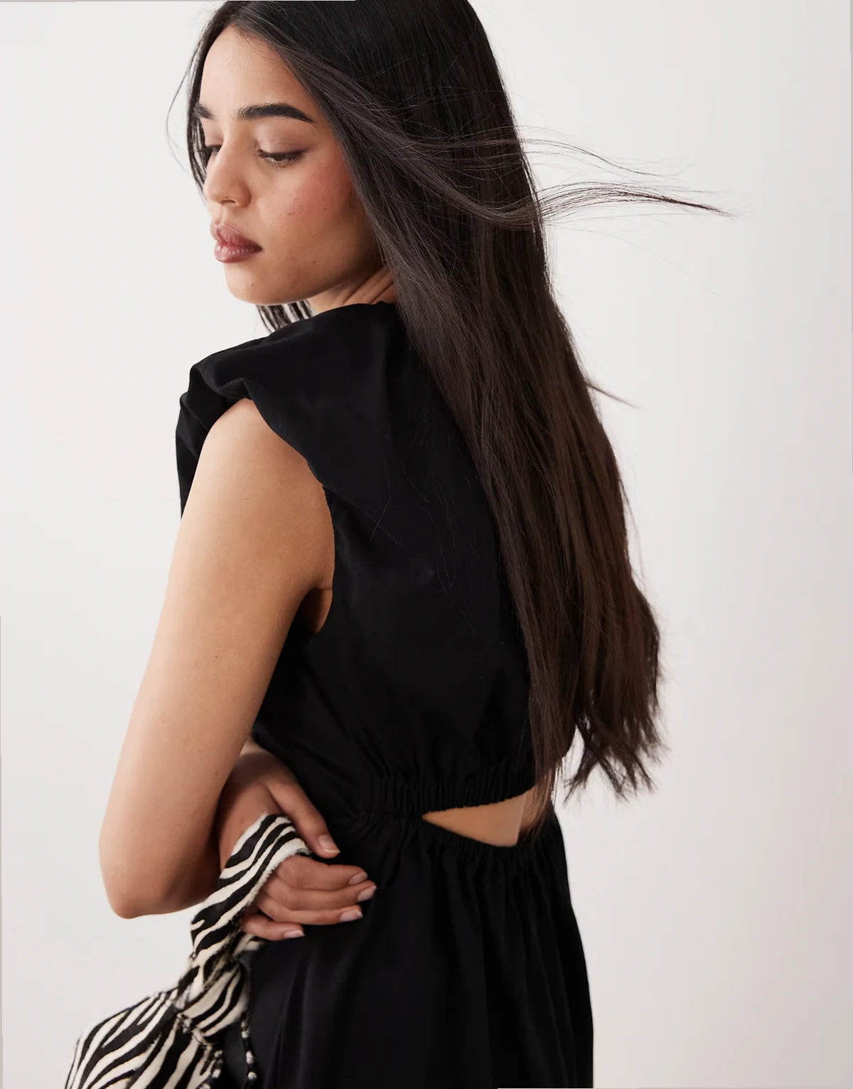 – Gerafftes Minikleid in Schwarz mit Kappärmeln und Rückenausschnitt