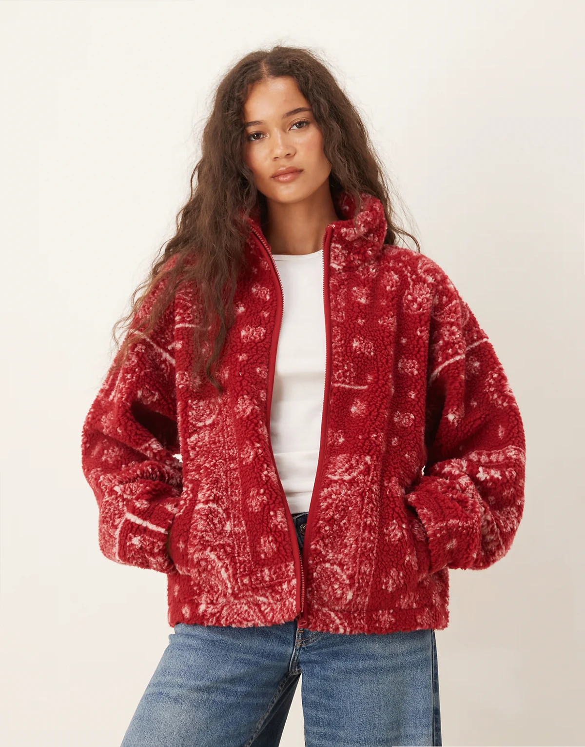 – Fleecejacke in Burgunderrot mit Reißverschluss und Bandana-Print