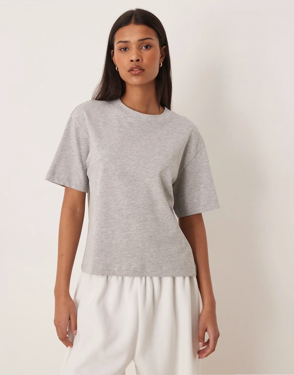 – Kurzärmliges T-Shirt in meliertem Hellgrau