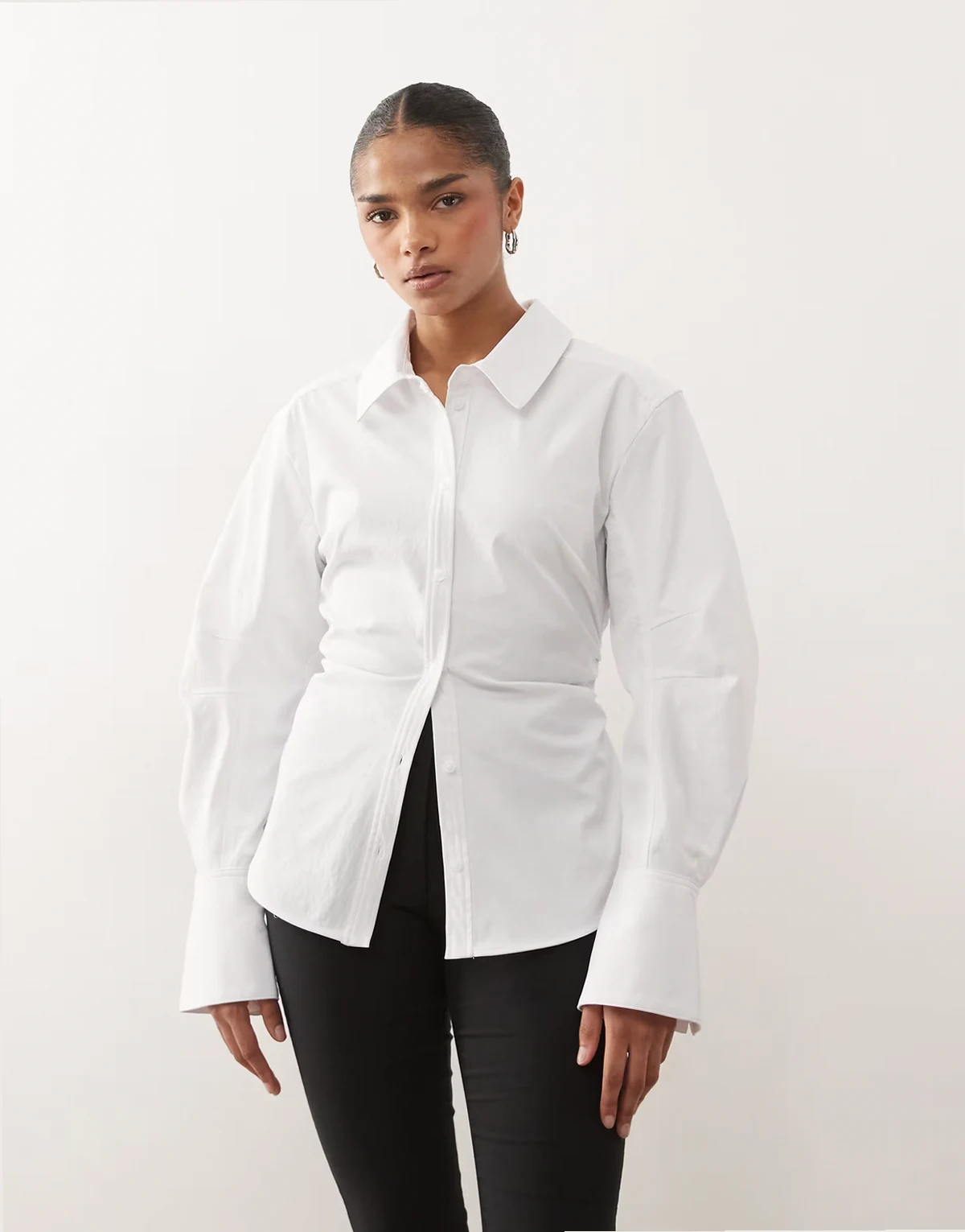 – Biała koszula z zaszewkami w talii