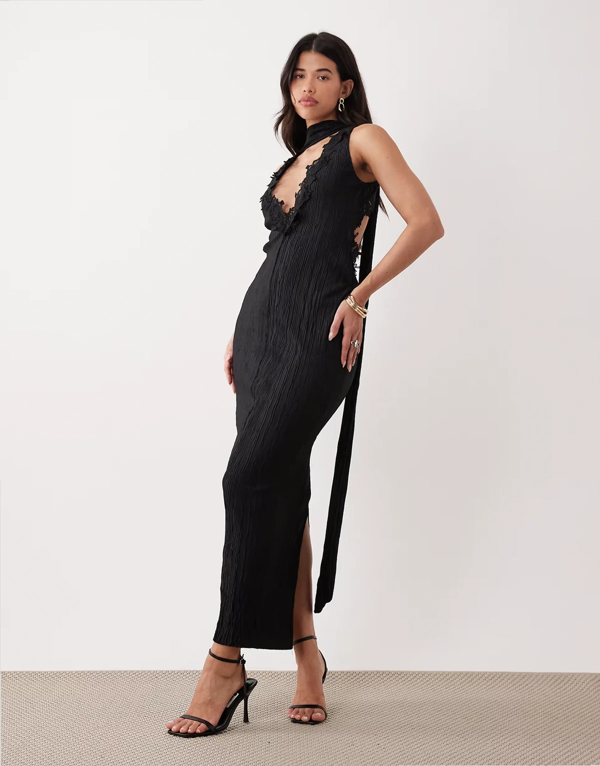 – Plissiertes Midikleid in Schwarz mit Spitzendetail