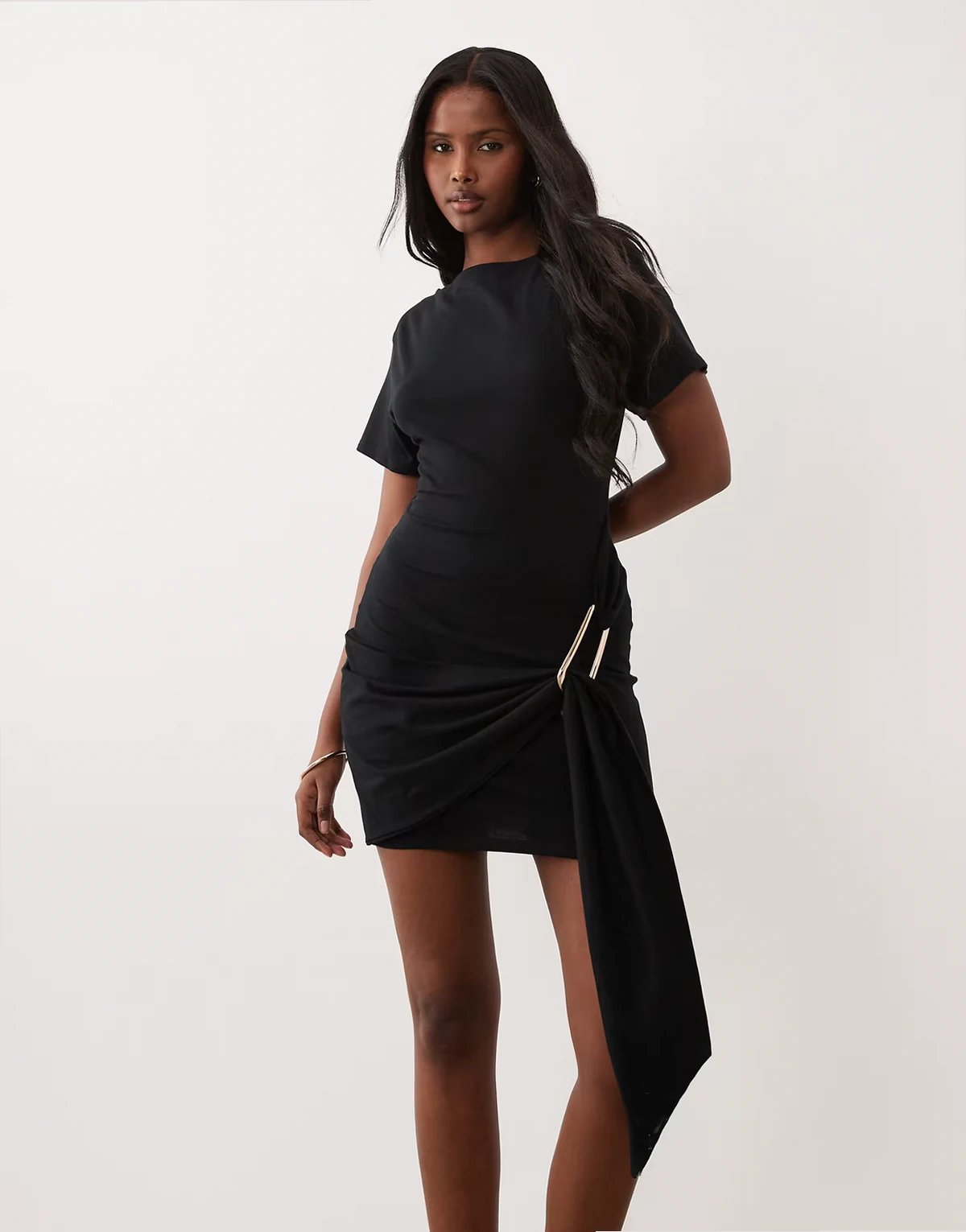 – Kurzärmliges Minikleid in Schwarz mit goldfarbenem Metallbesatz