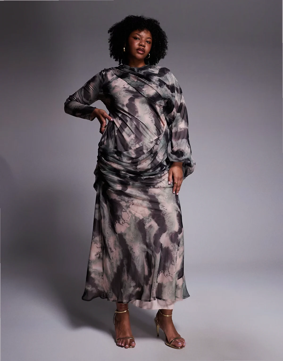 ASOS DESIGN Curve – Musztardowa sukienka maxi z obszernymi rękawami z obcisłym mankietem, drapowaniem z przodu i kwiatowym wzorem