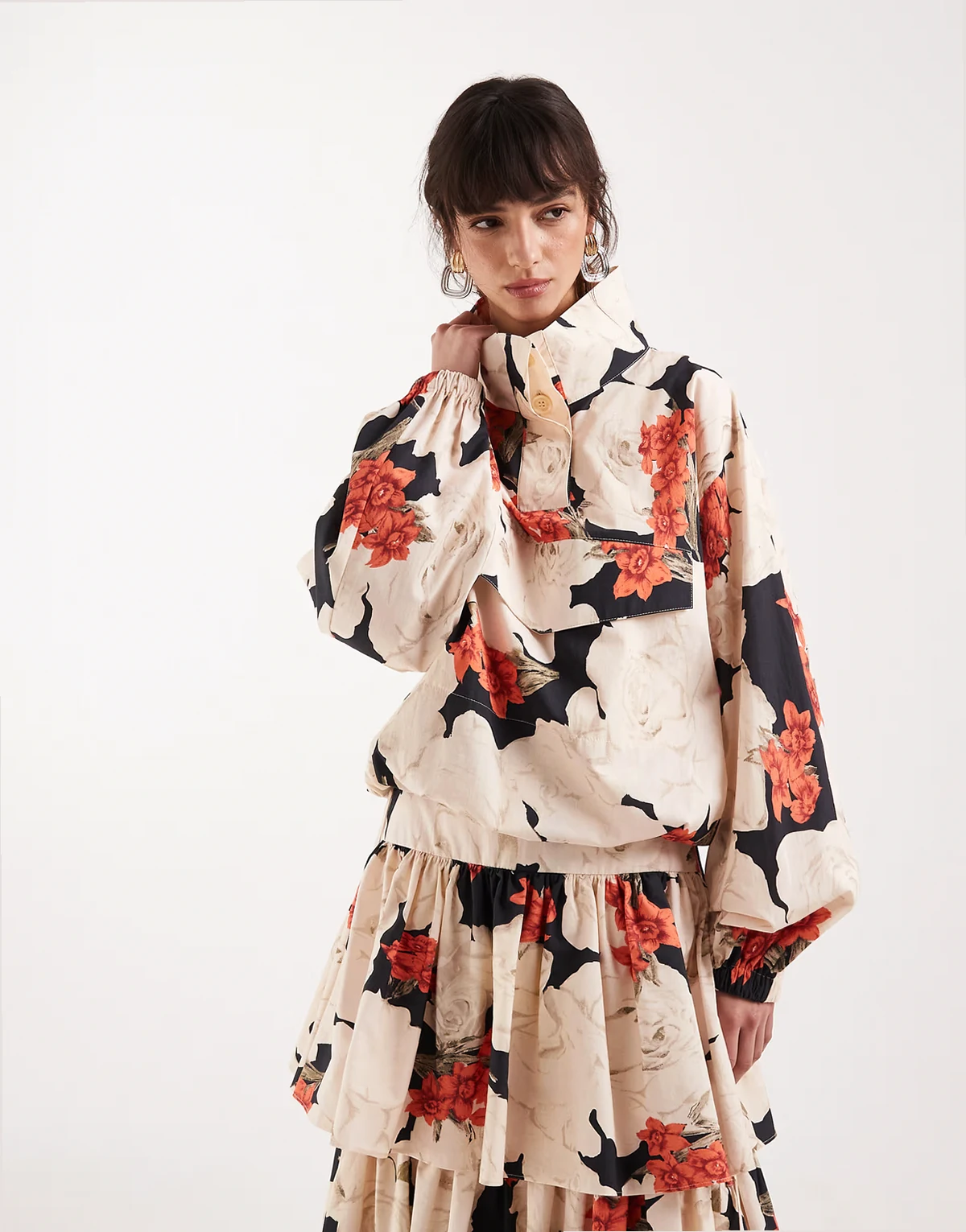 – Kurtka z wysokim kołnierzem i naszytymi kieszeniami w czerwony kwiatowy wzór, część zestawu